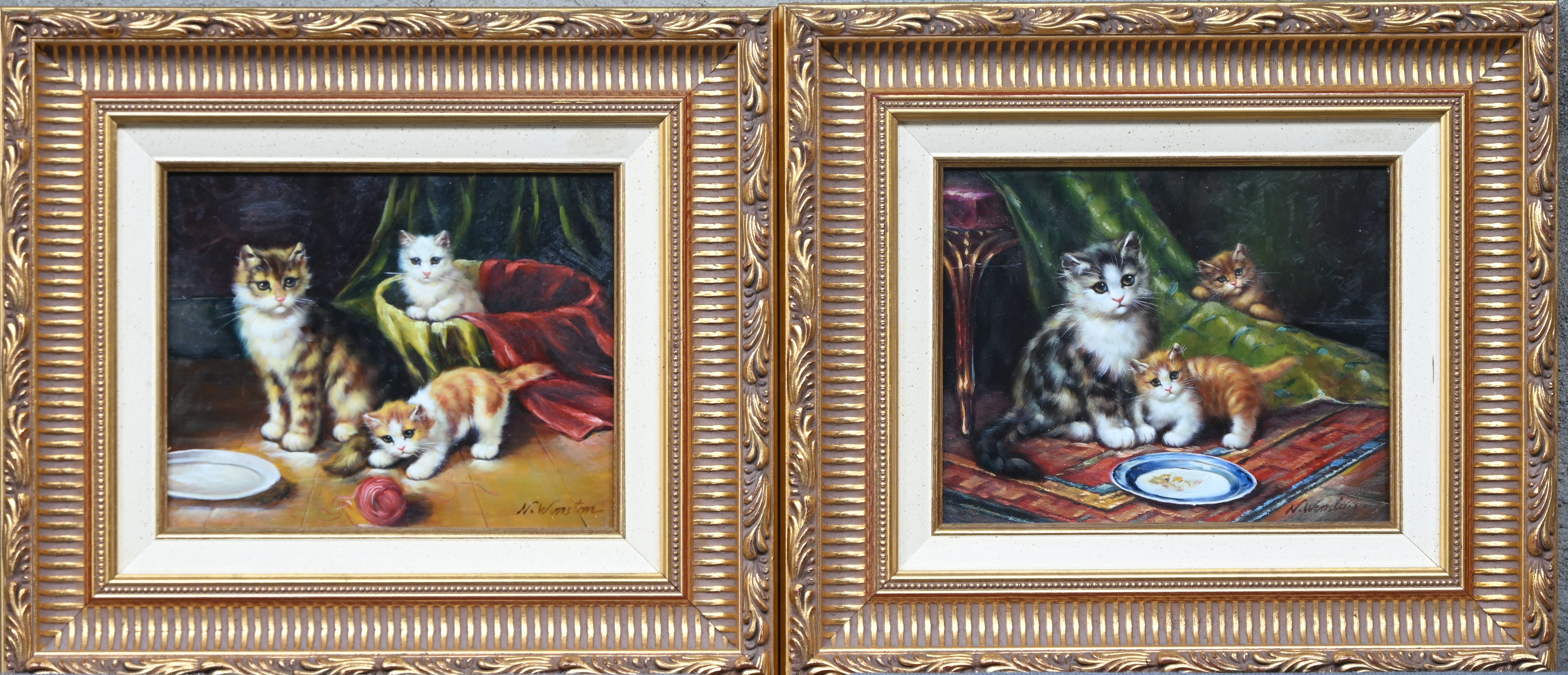 Twee kattenschilderijen, olieverf op paneel. In goudkleurige kader. Gesigneerd N. Winston Twee kattenschilderijen, olieverf op paneel. In goudkleurige kader. Gesigneerd N. Winston.