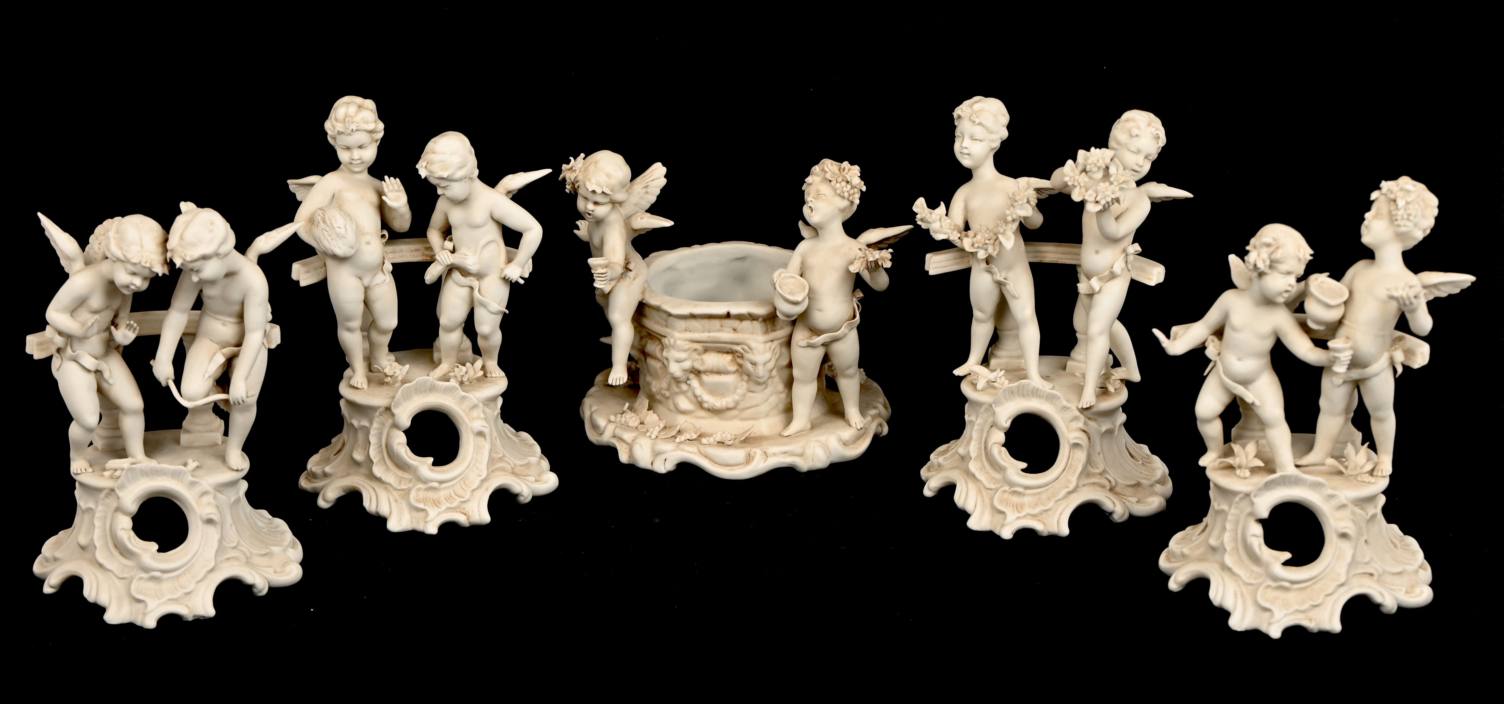 Vijf groepjes van kleurloos biscuit, gemerkt Triade Vijf groepjes van kleurloos biscuit, gemerkt Triade.