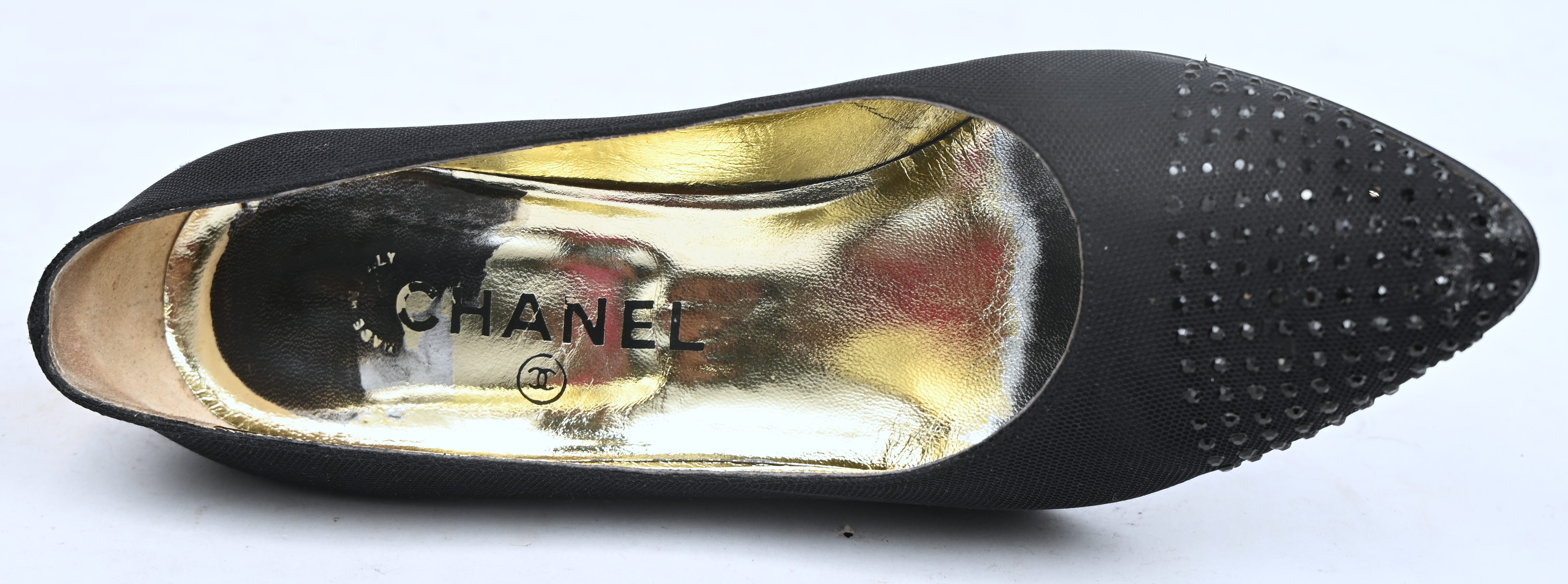Ene paar vintage Chanel pumps, maat 37. Zwart satijn met zwarte siersteentjes op de neus. In goede gedragen staat Ene paar vintage Chanel pumps, maat 37. Zwart satijn met zwarte siersteentjes op de neus. In goede gedragen staat.