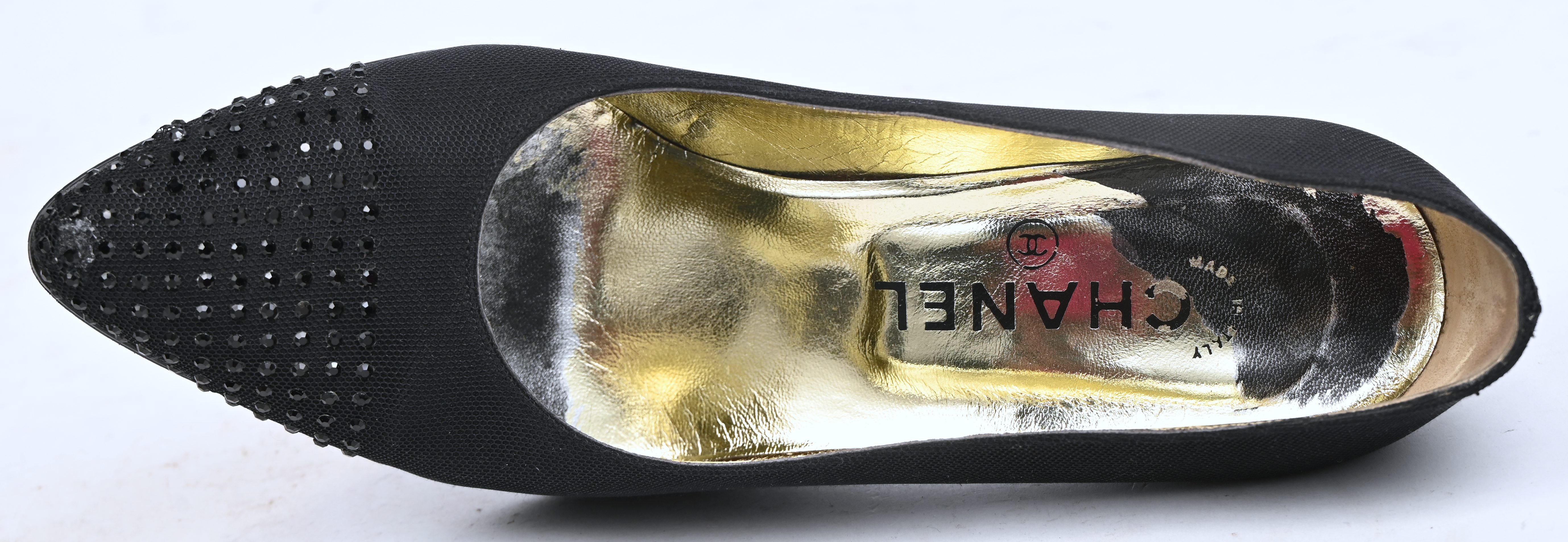 Ene paar vintage Chanel pumps, maat 37. Zwart satijn met zwarte siersteentjes op de neus. In goede gedragen staat Ene paar vintage Chanel pumps, maat 37. Zwart satijn met zwarte siersteentjes op de neus. In goede gedragen staat.