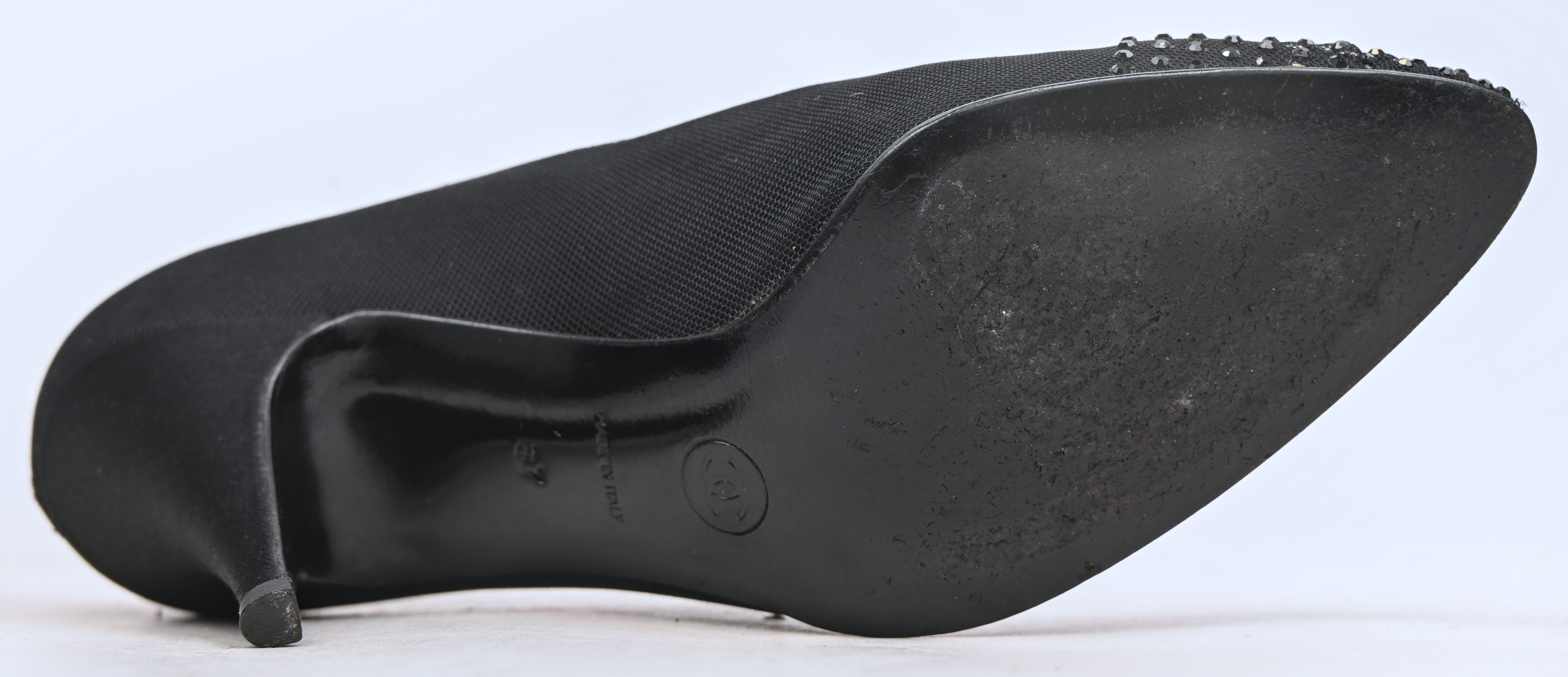 Ene paar vintage Chanel pumps, maat 37. Zwart satijn met zwarte siersteentjes op de neus. In goede gedragen staat Ene paar vintage Chanel pumps, maat 37. Zwart satijn met zwarte siersteentjes op de neus. In goede gedragen staat.