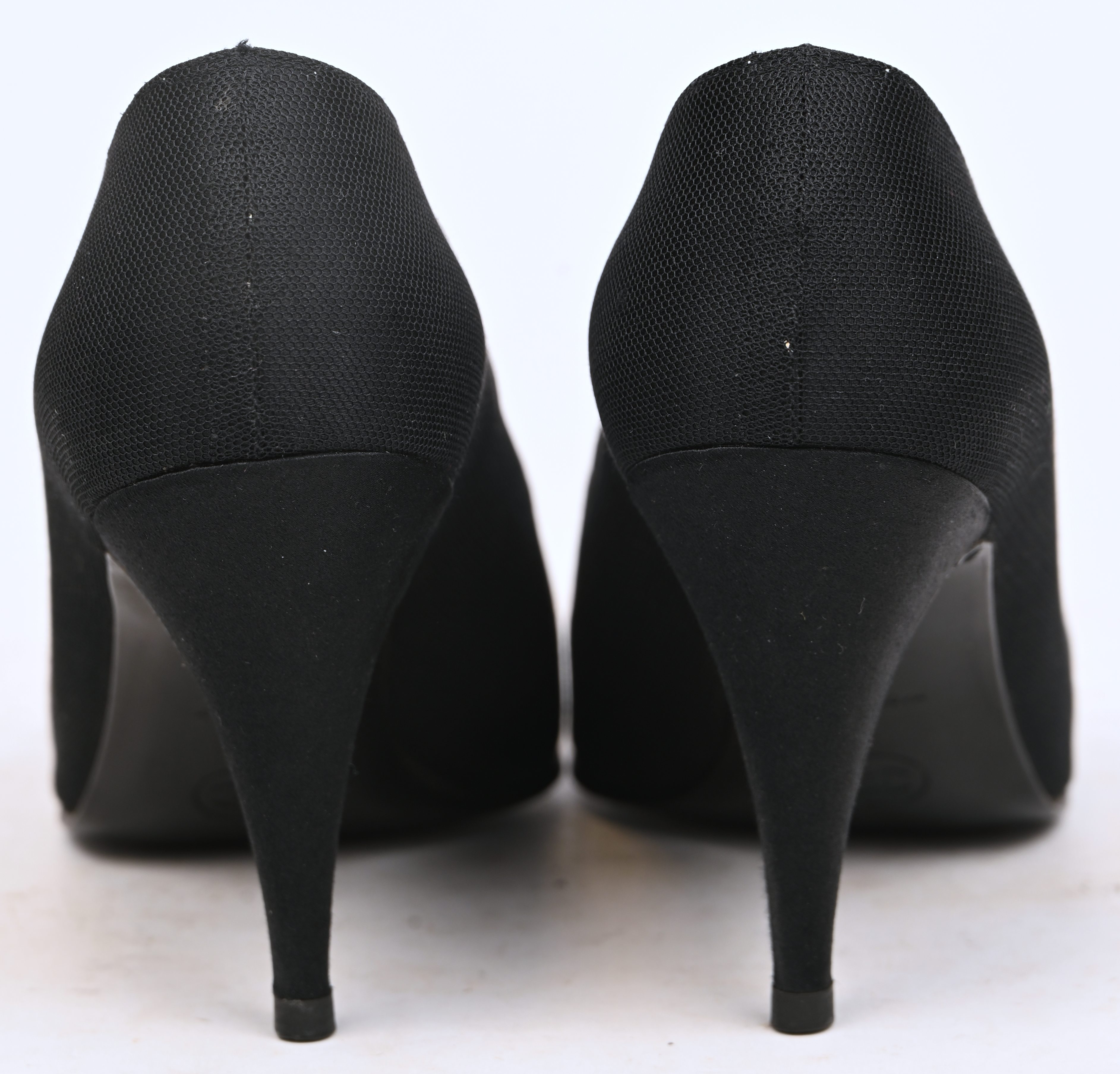 Ene paar vintage Chanel pumps, maat 37. Zwart satijn met zwarte siersteentjes op de neus. In goede gedragen staat Ene paar vintage Chanel pumps, maat 37. Zwart satijn met zwarte siersteentjes op de neus. In goede gedragen staat.