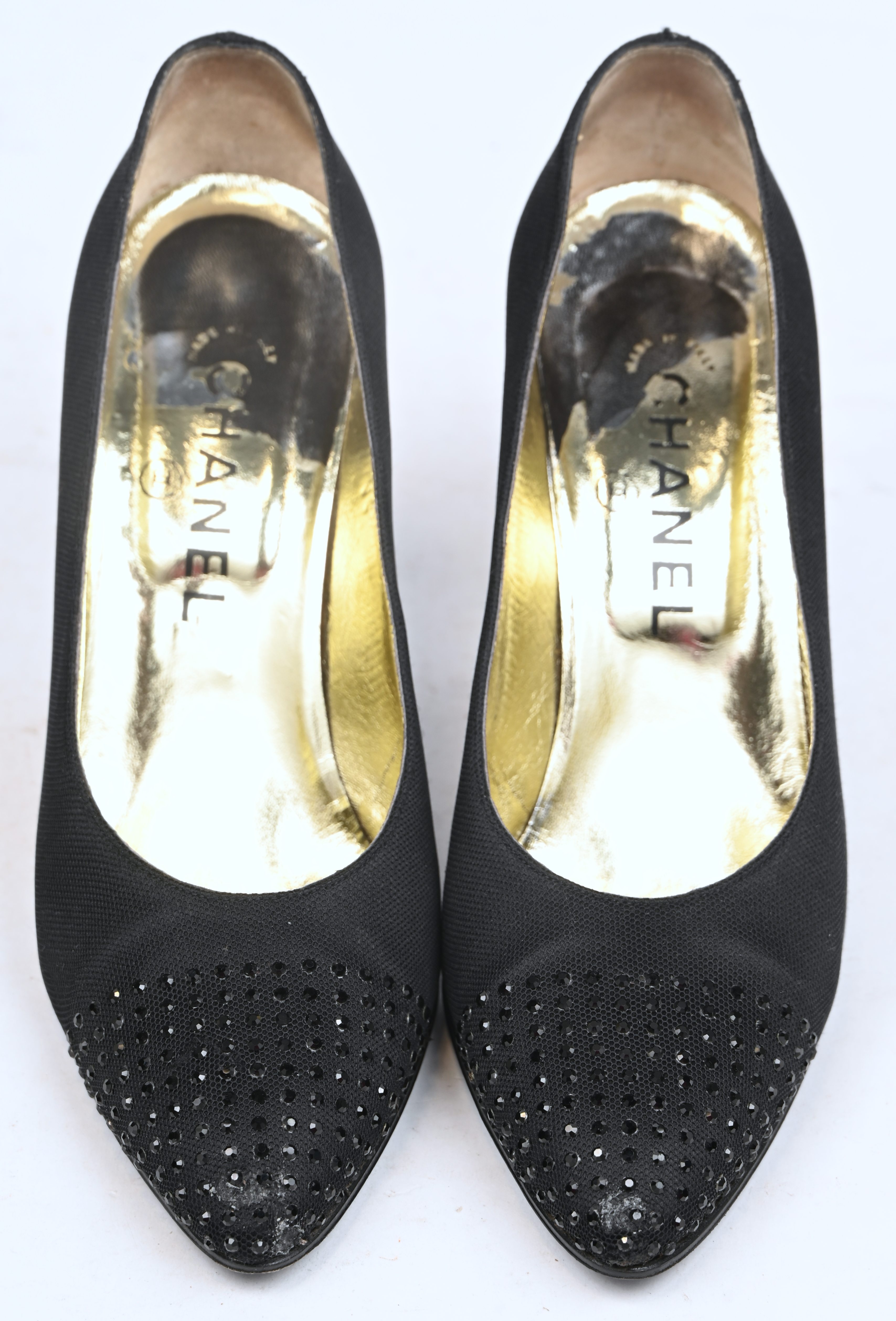 Ene paar vintage Chanel pumps, maat 37. Zwart satijn met zwarte siersteentjes op de neus. In goede gedragen staat Ene paar vintage Chanel pumps, maat 37. Zwart satijn met zwarte siersteentjes op de neus. In goede gedragen staat.