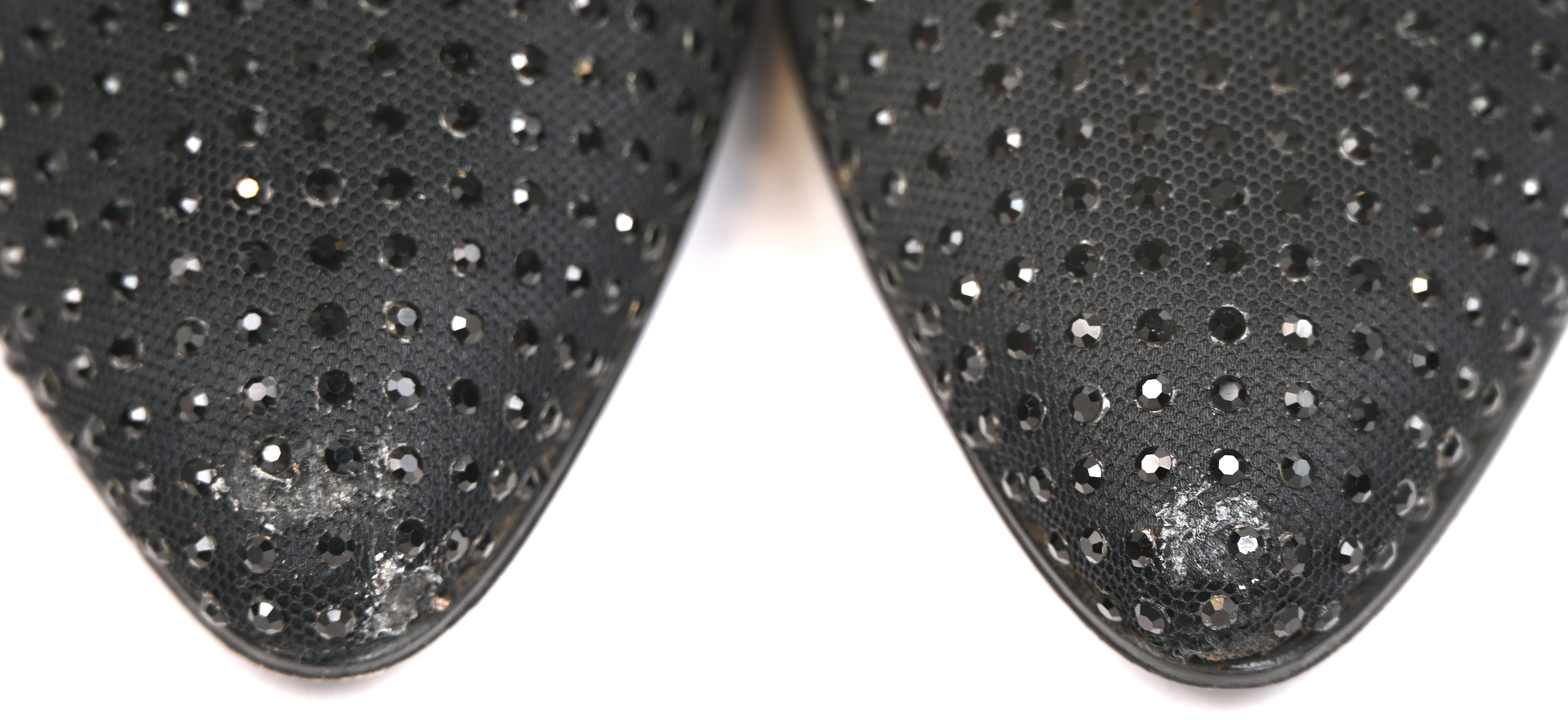 Ene paar vintage Chanel pumps, maat 37. Zwart satijn met zwarte siersteentjes op de neus. In goede gedragen staat Ene paar vintage Chanel pumps, maat 37. Zwart satijn met zwarte siersteentjes op de neus. In goede gedragen staat.