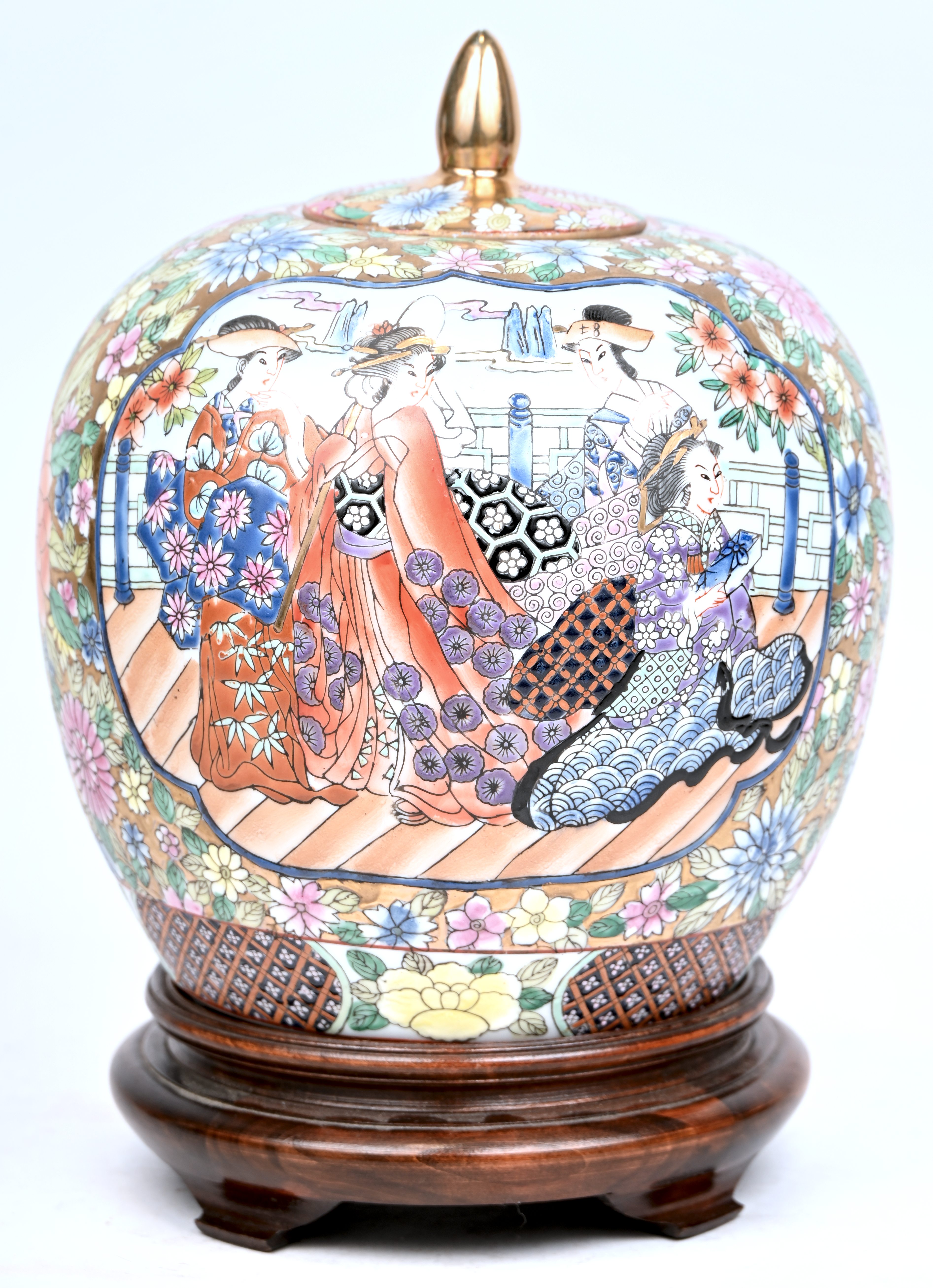 Een bolvormige dekselvaas van meerkleurig Chinees porselein. Famille verte. Op houten voetje Een bolvormige dekselvaas van meerkleurig Chinees porselein. Famille verte. Op houten voetje.