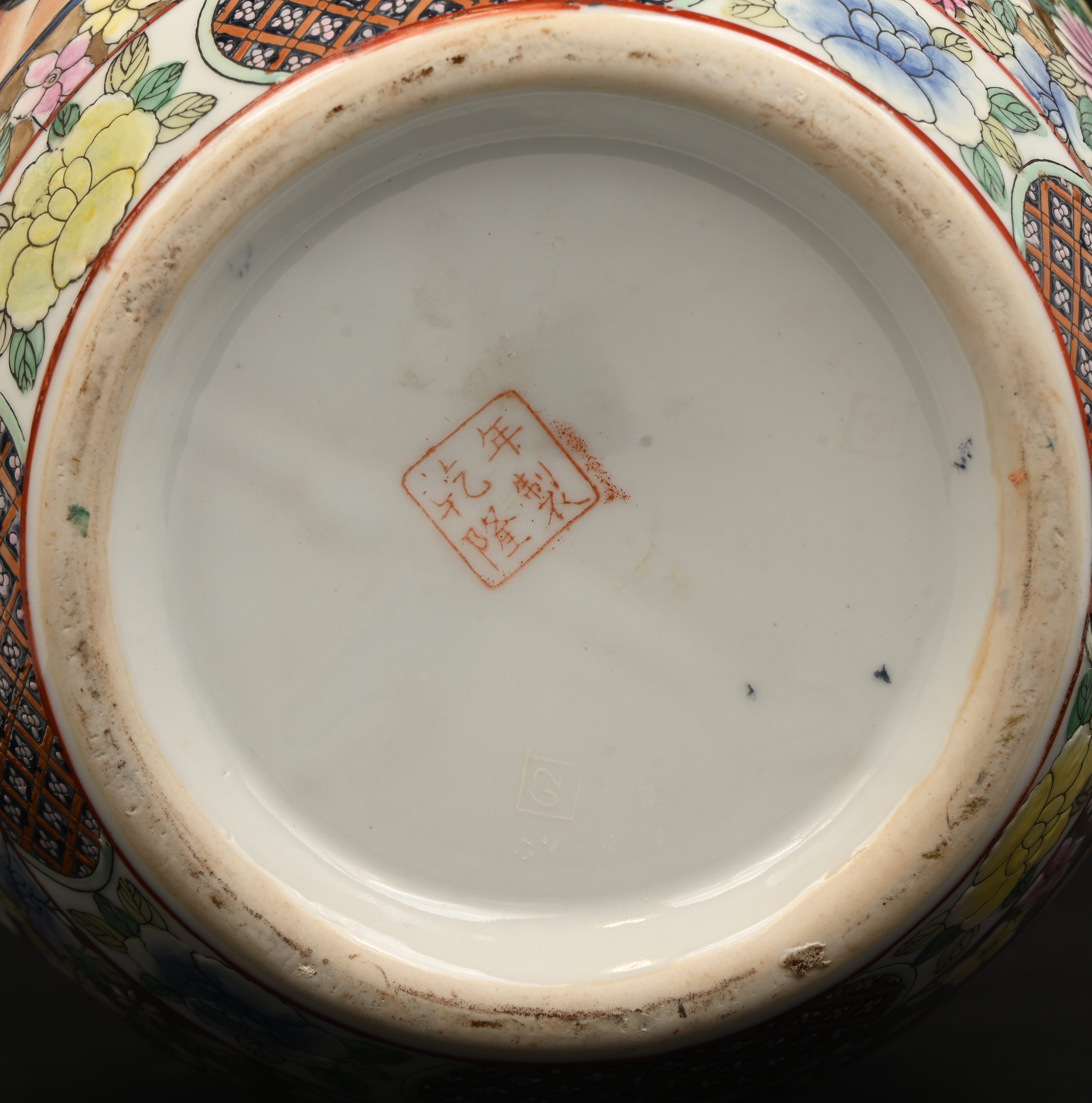 Een bolvormige dekselvaas van meerkleurig Chinees porselein. Famille verte. Op houten voetje Een bolvormige dekselvaas van meerkleurig Chinees porselein. Famille verte. Op houten voetje.