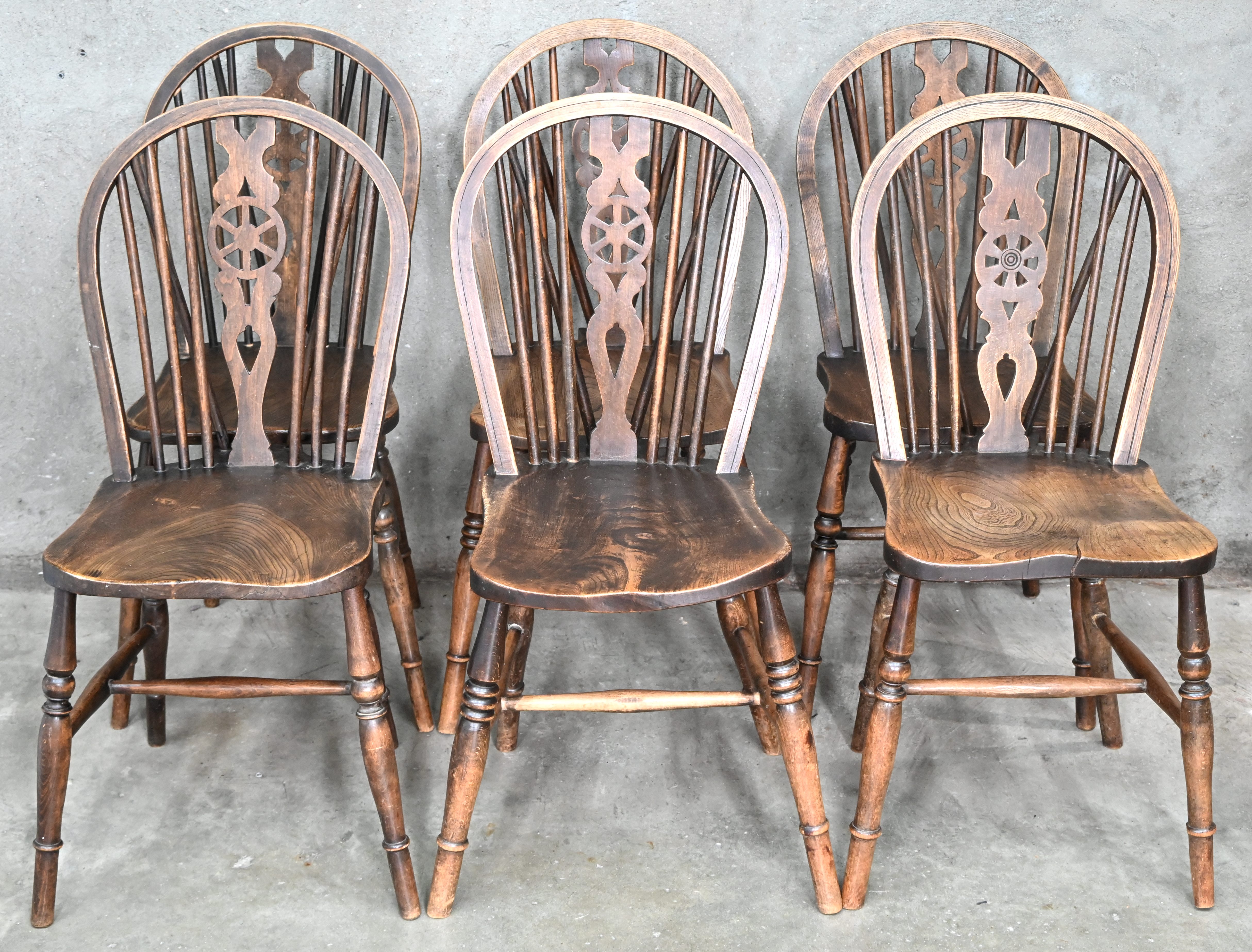 Een set van 6 eikenhouten wheelback Windsor stoelen Een set van 6 eikenhouten wheelback Windsor stoelen.