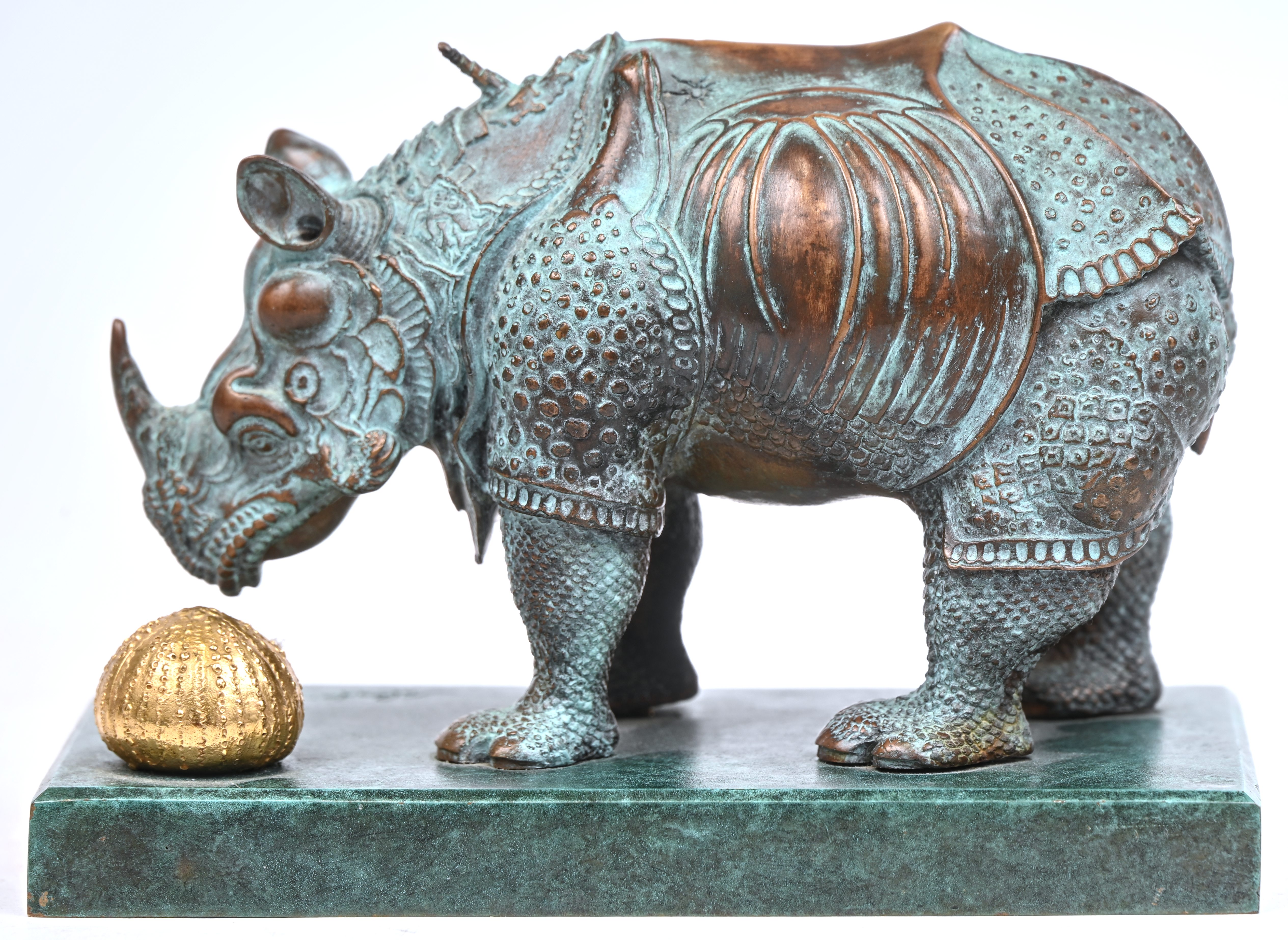 ‘Rhinocéros’, een beeldje van groen gepatineerd brons. Gesigneerd op de voet. Gemarkeerd ‘Airaindor 531 VM JBF’ ‘Rhinocéros’, een beeldje van groen gepatineerd brons. Gesigneerd op de voet. Gemarkeerd ‘Airaindor 531 VM JBF’.