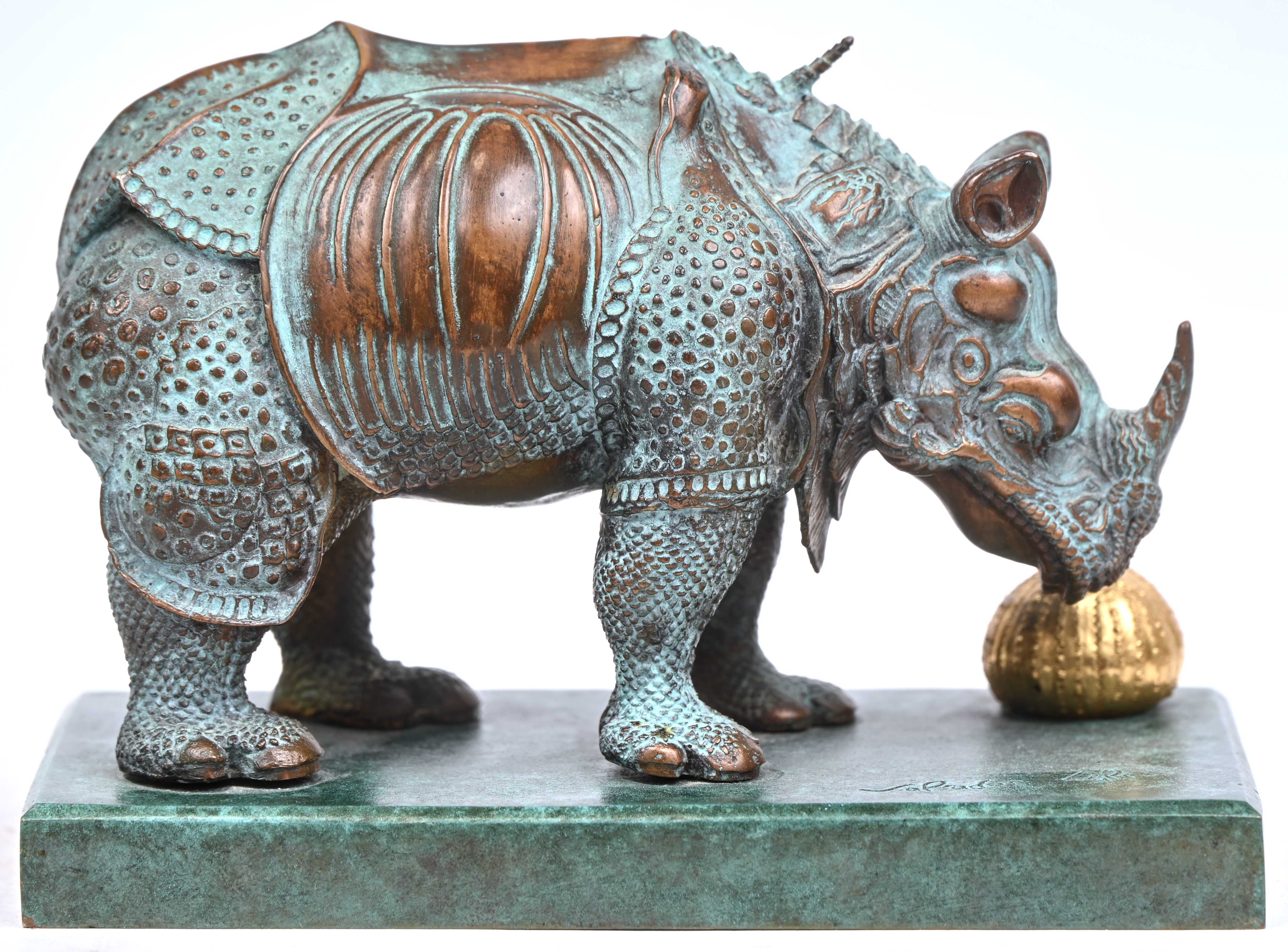 ‘Rhinocéros’, een beeldje van groen gepatineerd brons. Gesigneerd op de voet. Gemarkeerd ‘Airaindor 531 VM JBF’ ‘Rhinocéros’, een beeldje van groen gepatineerd brons. Gesigneerd op de voet. Gemarkeerd ‘Airaindor 531 VM JBF’.