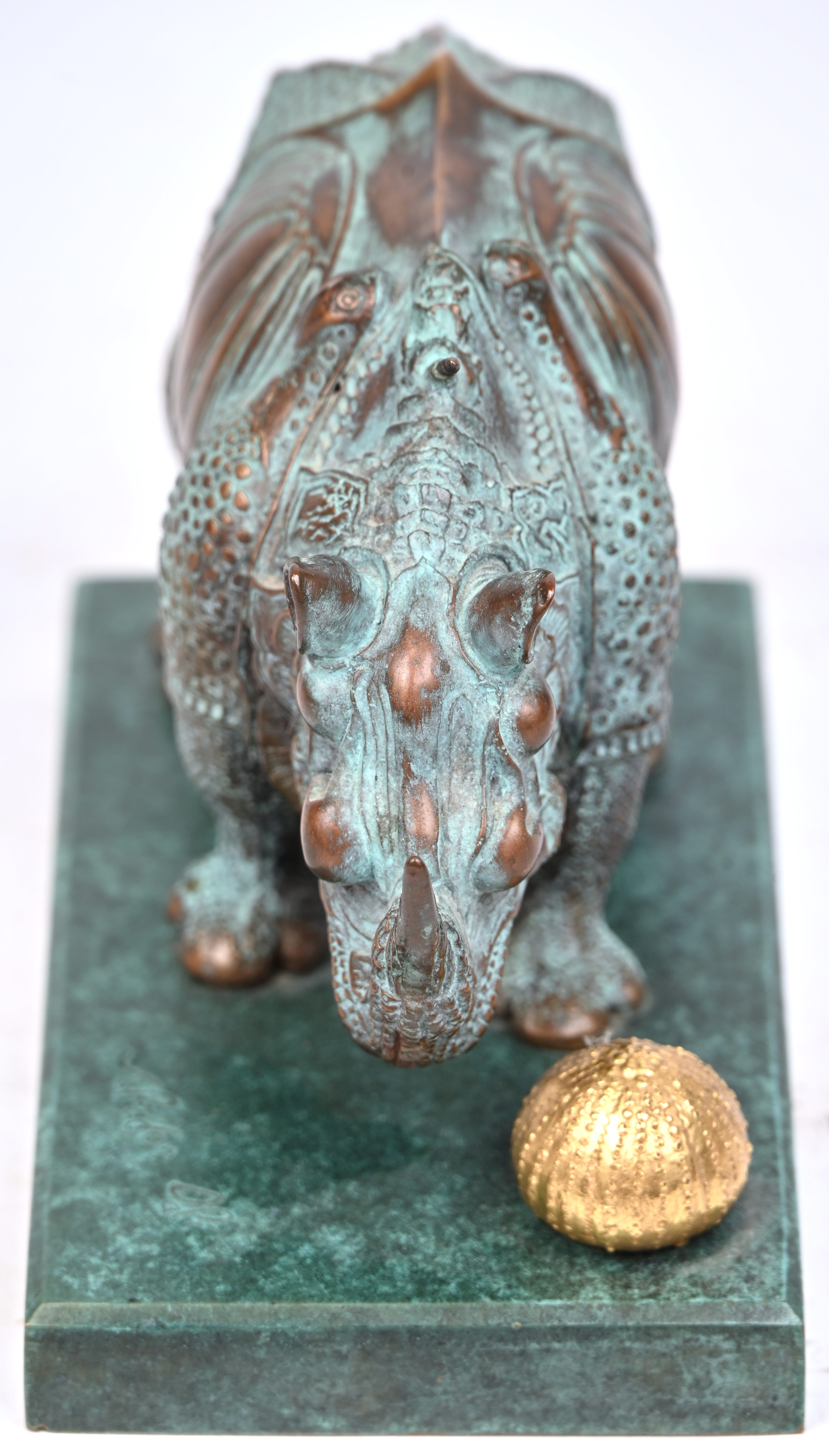 ‘Rhinocéros’, een beeldje van groen gepatineerd brons. Gesigneerd op de voet. Gemarkeerd ‘Airaindor 531 VM JBF’ ‘Rhinocéros’, een beeldje van groen gepatineerd brons. Gesigneerd op de voet. Gemarkeerd ‘Airaindor 531 VM JBF’.