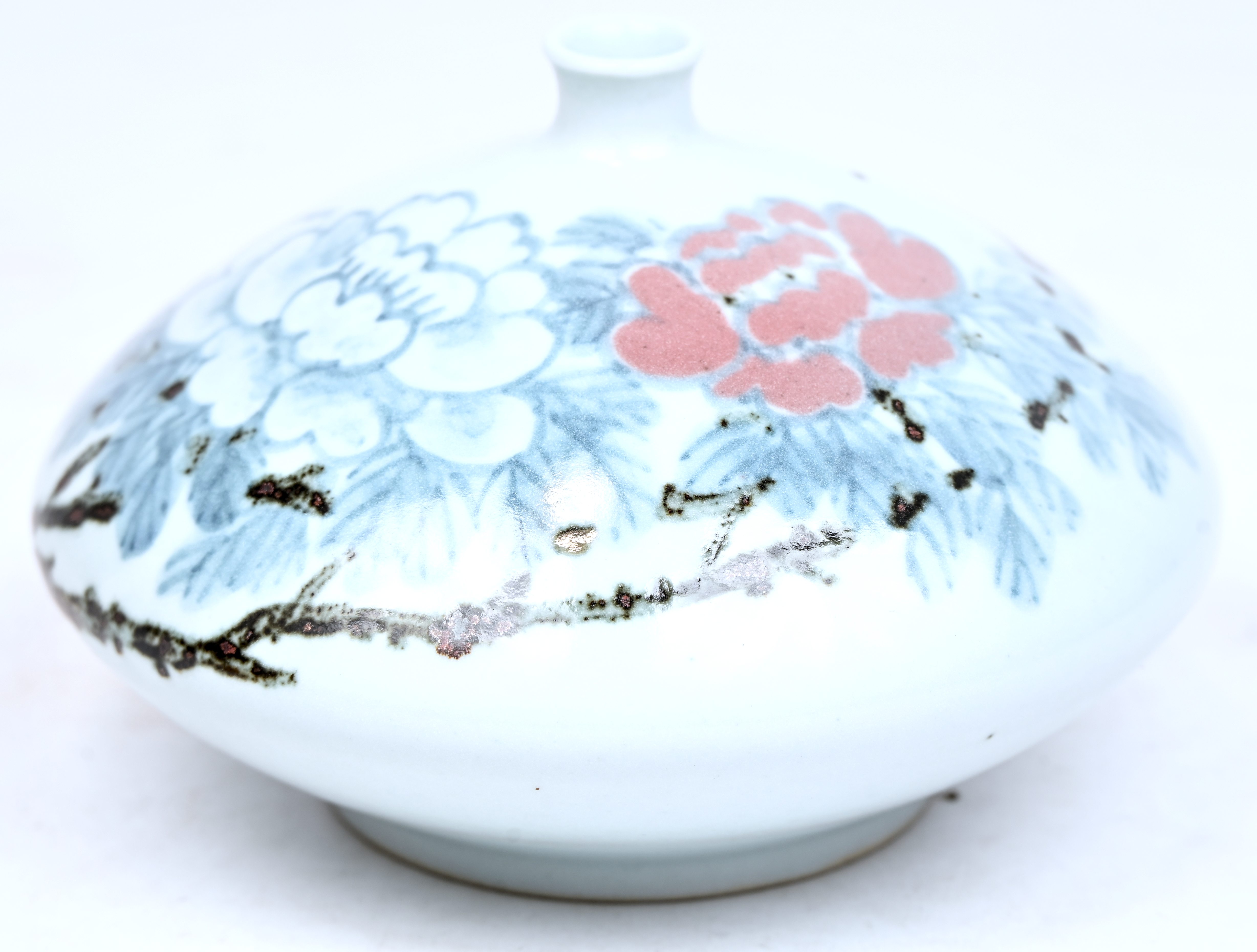 Een afgeplatte vaas van geglazuurd Japans aardewerk. Onderaan gemerkt Een afgeplatte vaas van geglazuurd Japans aardewerk. Onderaan gemerkt.