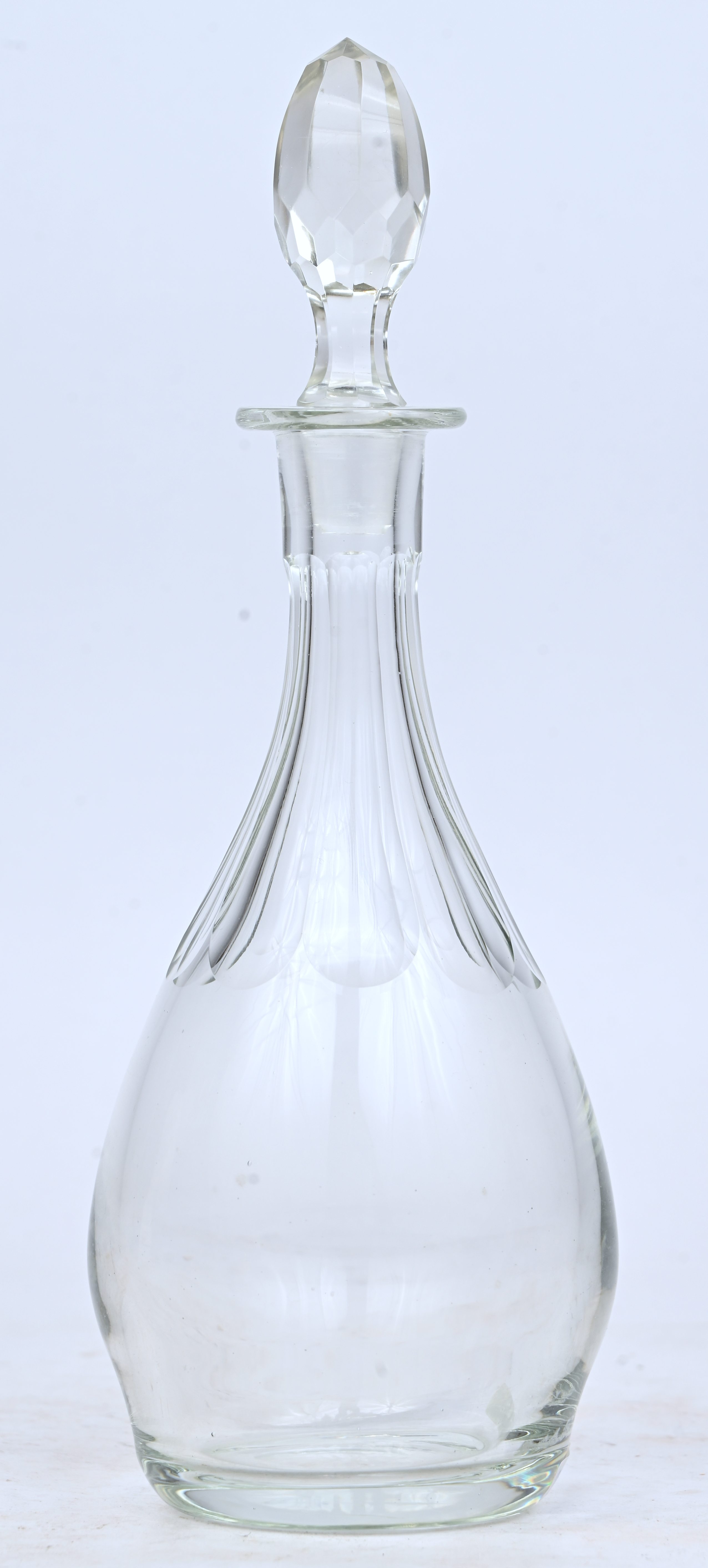 Een karaf, kleurloos kristal, Val Saint Lambert Een karaf, kleurloos kristal, Val Saint Lambert.