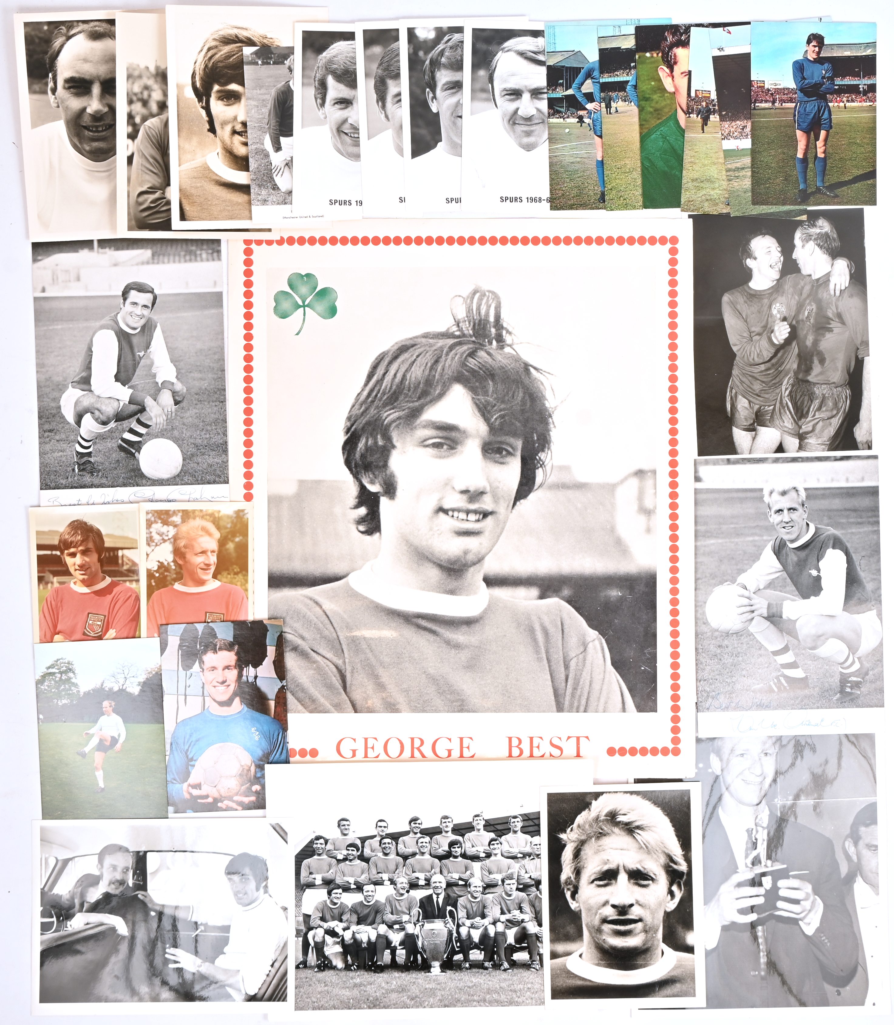 Een lot vintage foto’s en postkaarten van Engelse voetballers van weleer, van George Best tot Dennis Law. Twee gesigneerde foto’s van George Graham en Ian Ure van Arsenal in de jaren 60 Een lot vintage foto’s en postkaarten van Engelse voetballers van weleer, van George Best tot Dennis Law. Twee gesigneerde foto’s van George Graham en Ian Ure van Arsenal in de jaren 60.