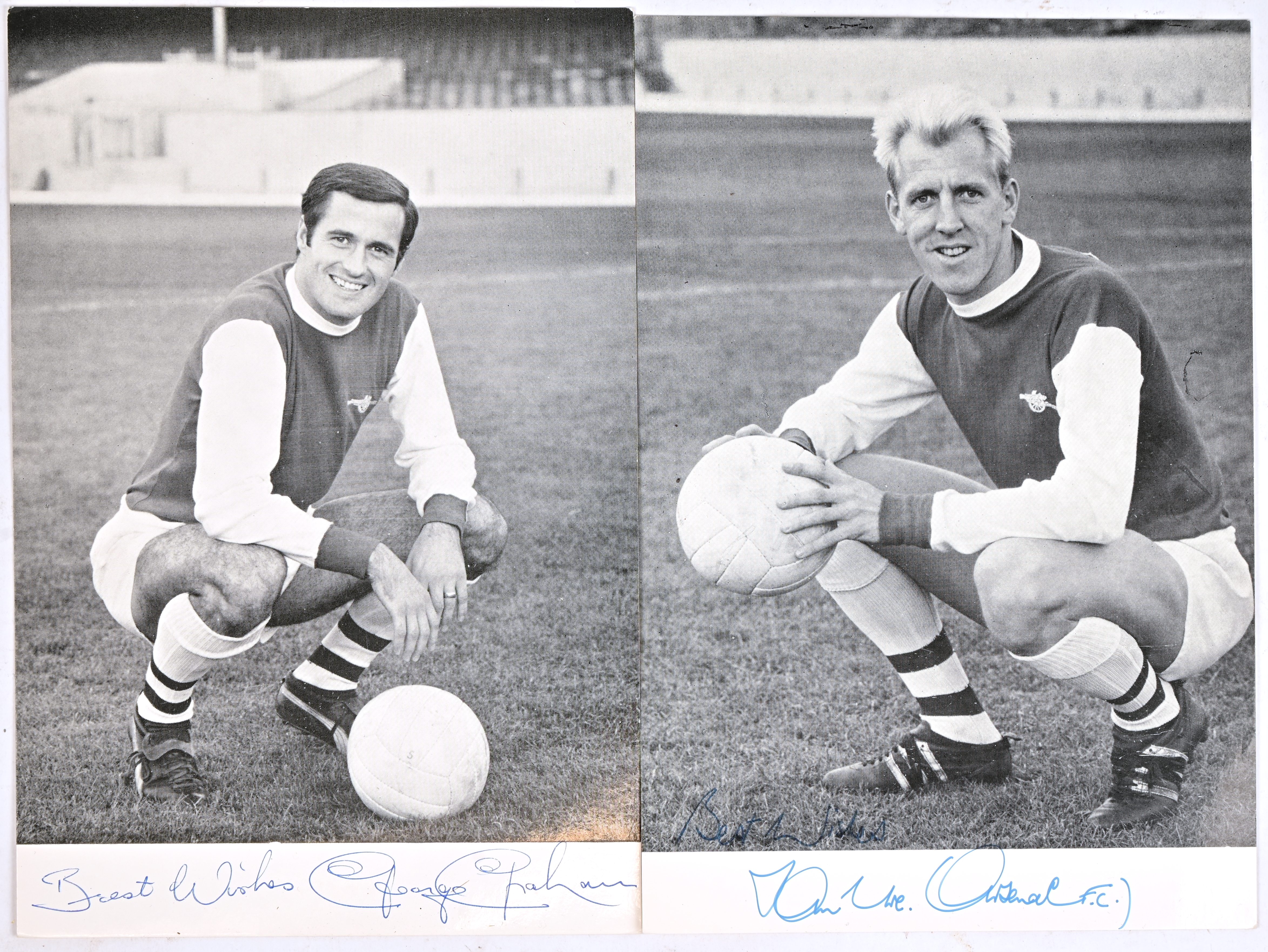 Een lot vintage foto’s en postkaarten van Engelse voetballers van weleer, van George Best tot Dennis Law. Twee gesigneerde foto’s van George Graham en Ian Ure van Arsenal in de jaren 60 Een lot vintage foto’s en postkaarten van Engelse voetballers van weleer, van George Best tot Dennis Law. Twee gesigneerde foto’s van George Graham en Ian Ure van Arsenal in de jaren 60.