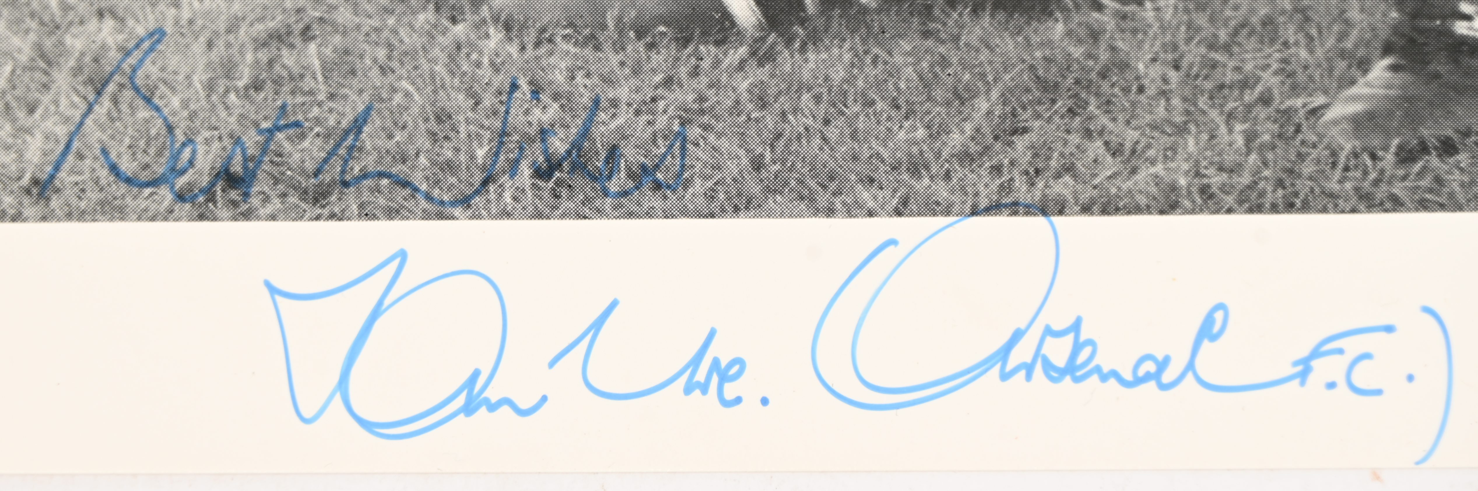 Een lot vintage foto’s en postkaarten van Engelse voetballers van weleer, van George Best tot Dennis Law. Twee gesigneerde foto’s van George Graham en Ian Ure van Arsenal in de jaren 60 Een lot vintage foto’s en postkaarten van Engelse voetballers van weleer, van George Best tot Dennis Law. Twee gesigneerde foto’s van George Graham en Ian Ure van Arsenal in de jaren 60.