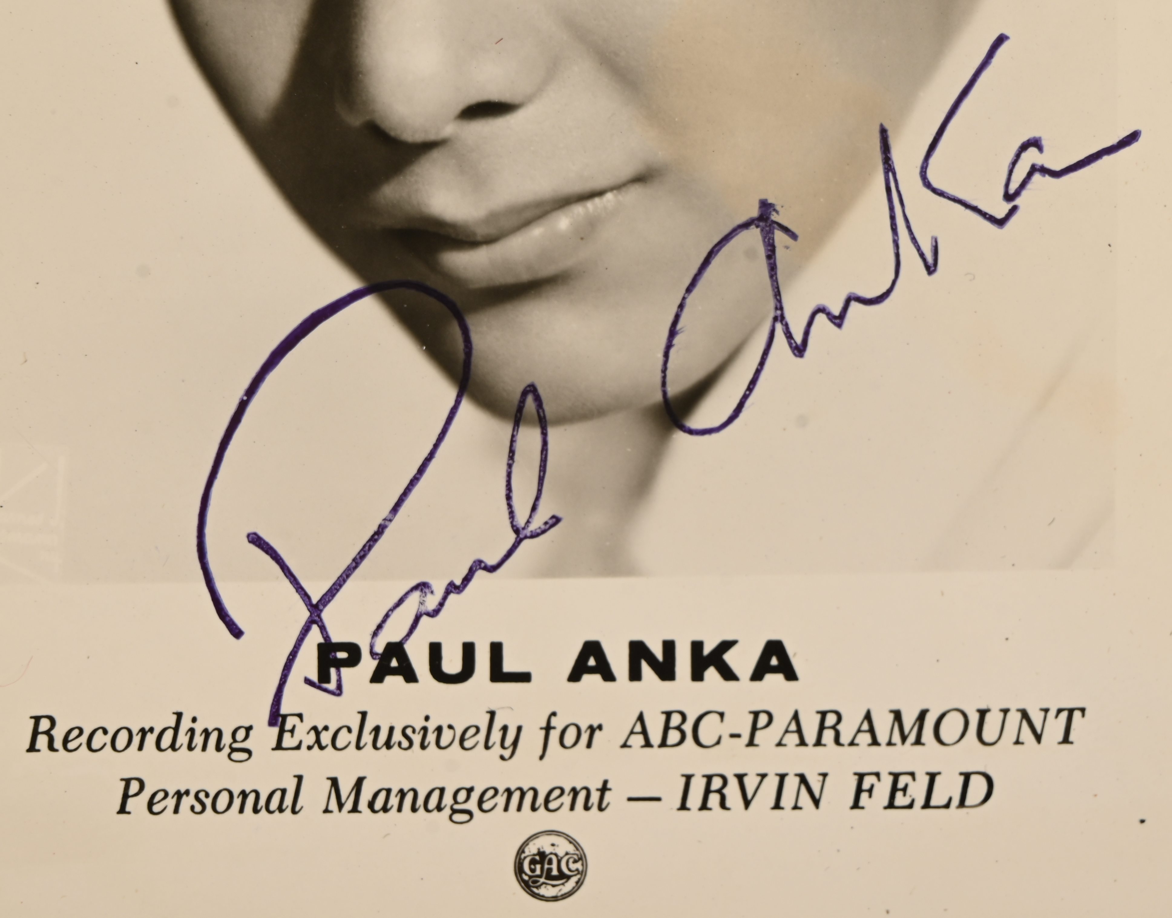 Acht handtekeningen van helden van weleer, Paul Anka, Gene Pitney, Andy Williams, The Everly Brothers (Phil & Don op één foto en beide signaturen op een los papiertje) en Dave Barry (op een naamkaartje) Acht handtekeningen van helden van weleer, Paul Anka, Gene Pitney, Andy Williams, The Everly Brothers (Phil & Don op één foto en beide signaturen op een los papiertje) en Dave Barry (op een naamkaartje).