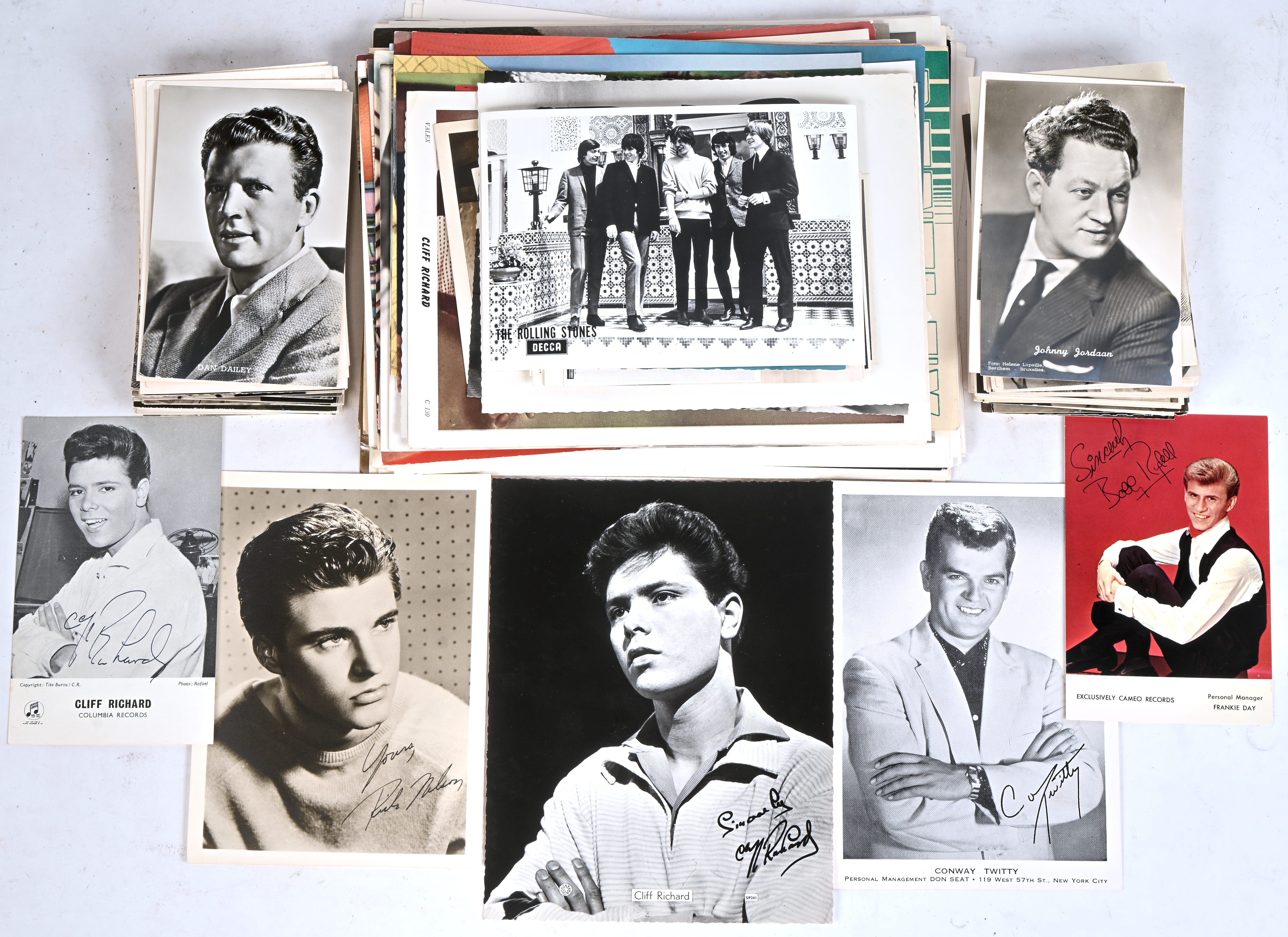 Een groot lot oude foto’s van artiesten van weleer, van Elvis Presley tot Brigitte Bardot, The Rolling Stones tot The Beatles, Johnny Jordaan tot Ava Gardner Een groot lot oude foto’s van artiesten van weleer, van Elvis Presley tot Brigitte Bardot, The Rolling Stones tot The Beatles, Johnny Jordaan tot Ava Gardner.