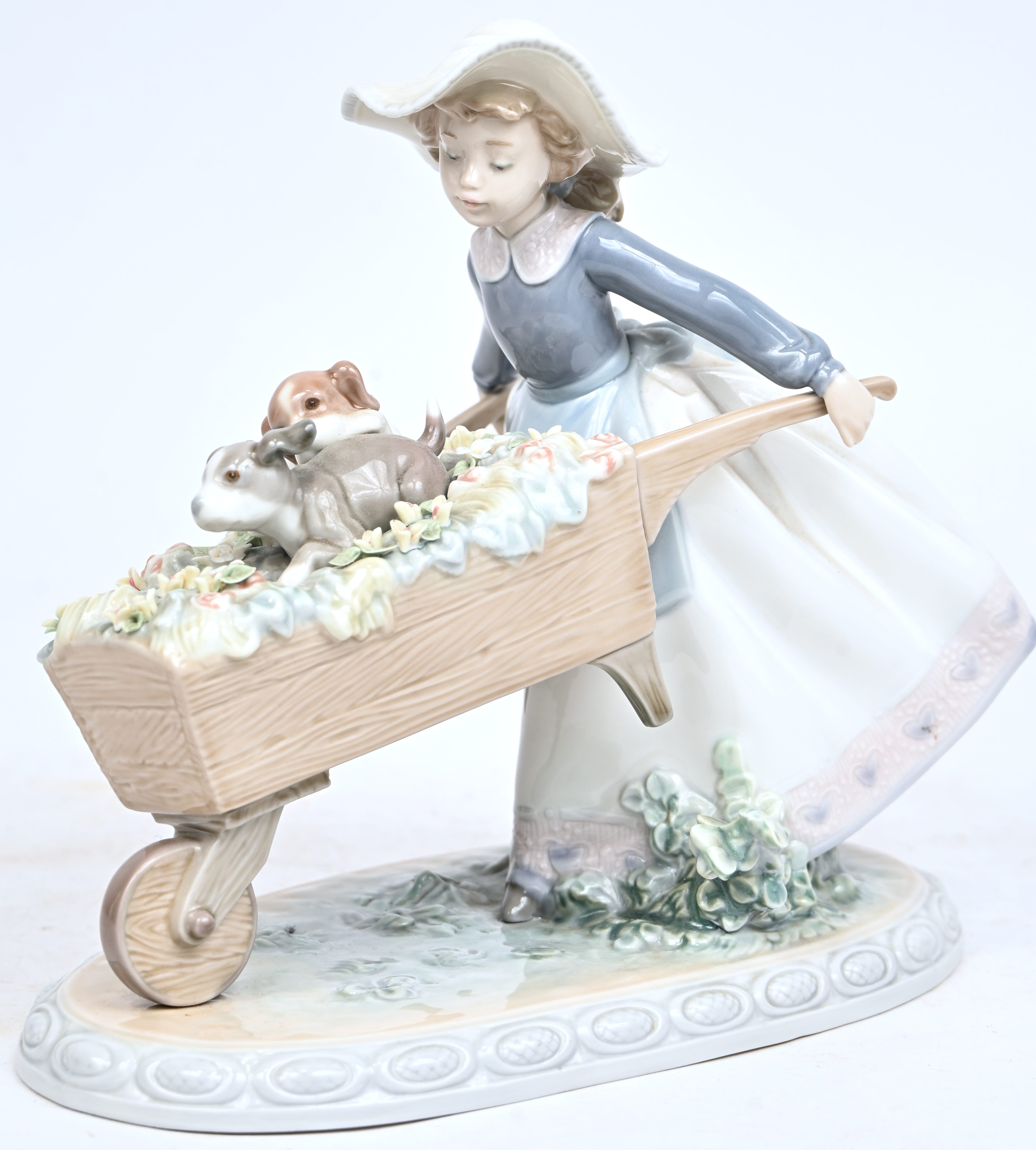 “Meisje met kruiwagen”. Een porseleinen beeld. Gemerkt Lladro “Meisje met kruiwagen”. Een porseleinen beeld. Gemerkt Lladro.