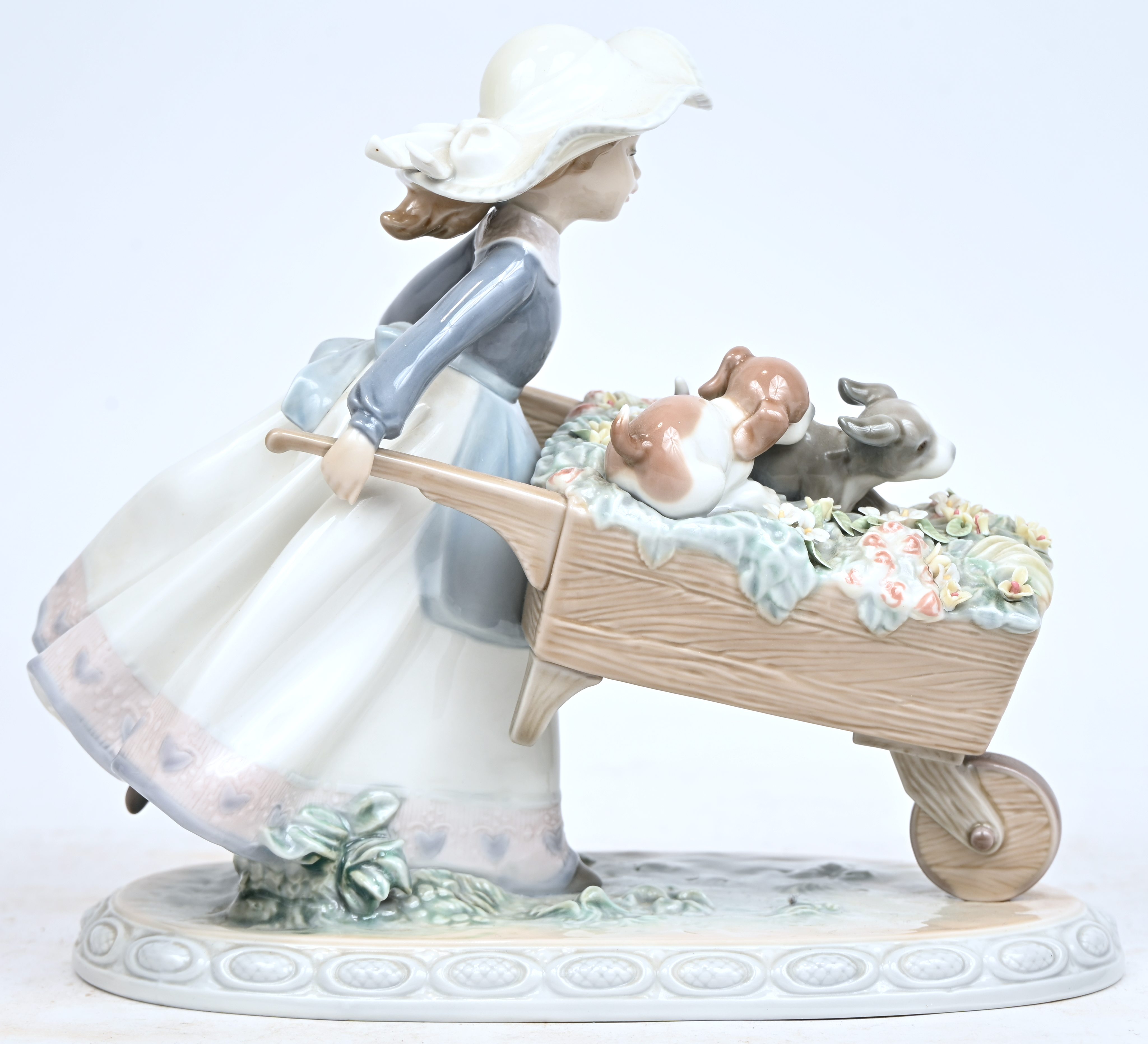 “Meisje met kruiwagen”. Een porseleinen beeld. Gemerkt Lladro “Meisje met kruiwagen”. Een porseleinen beeld. Gemerkt Lladro.