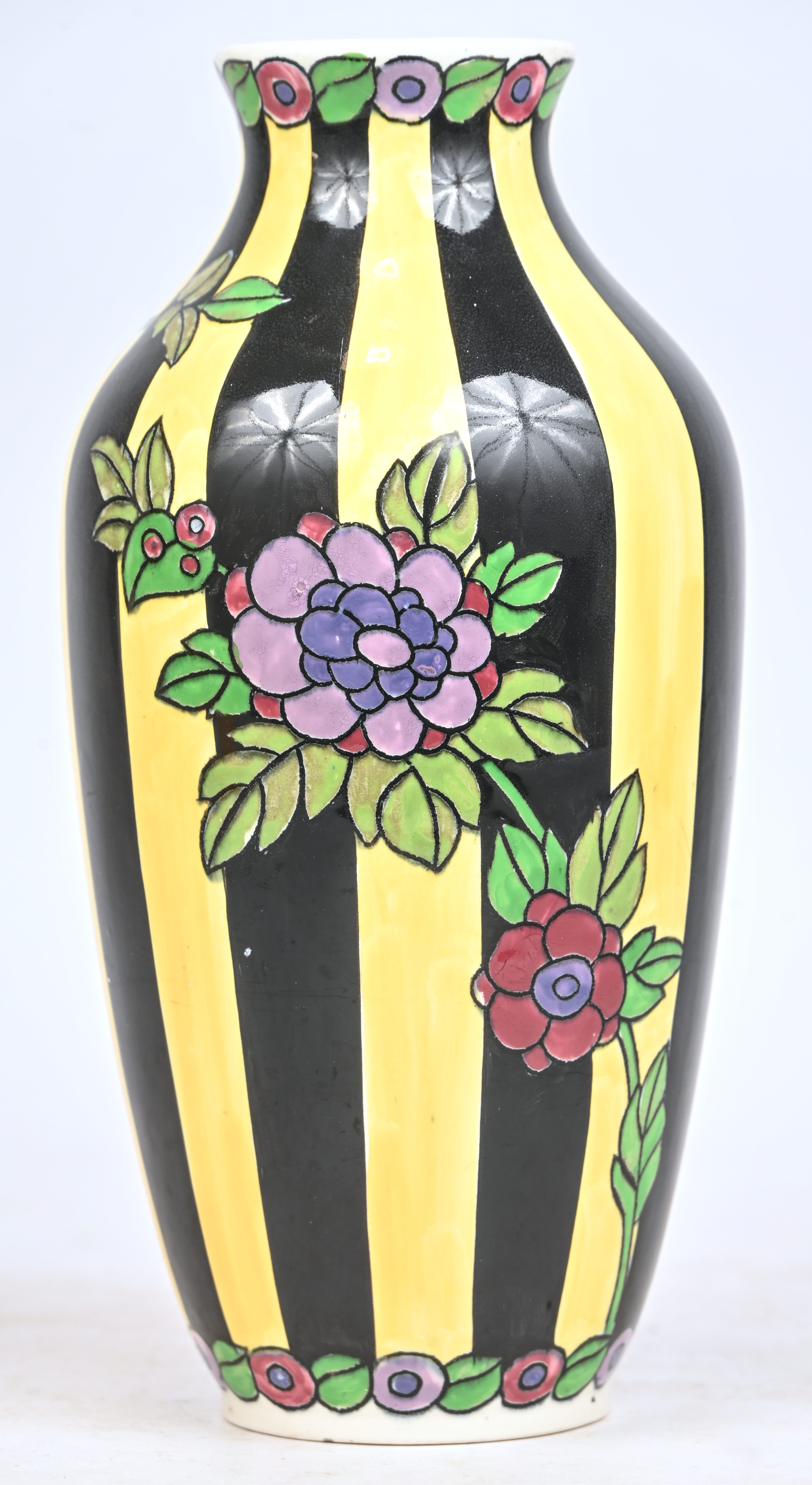 Een geel zwarte art deco vaas. Gemerkt Boch. D 681 Een geel zwarte art deco vaas. Gemerkt Boch. D 681.