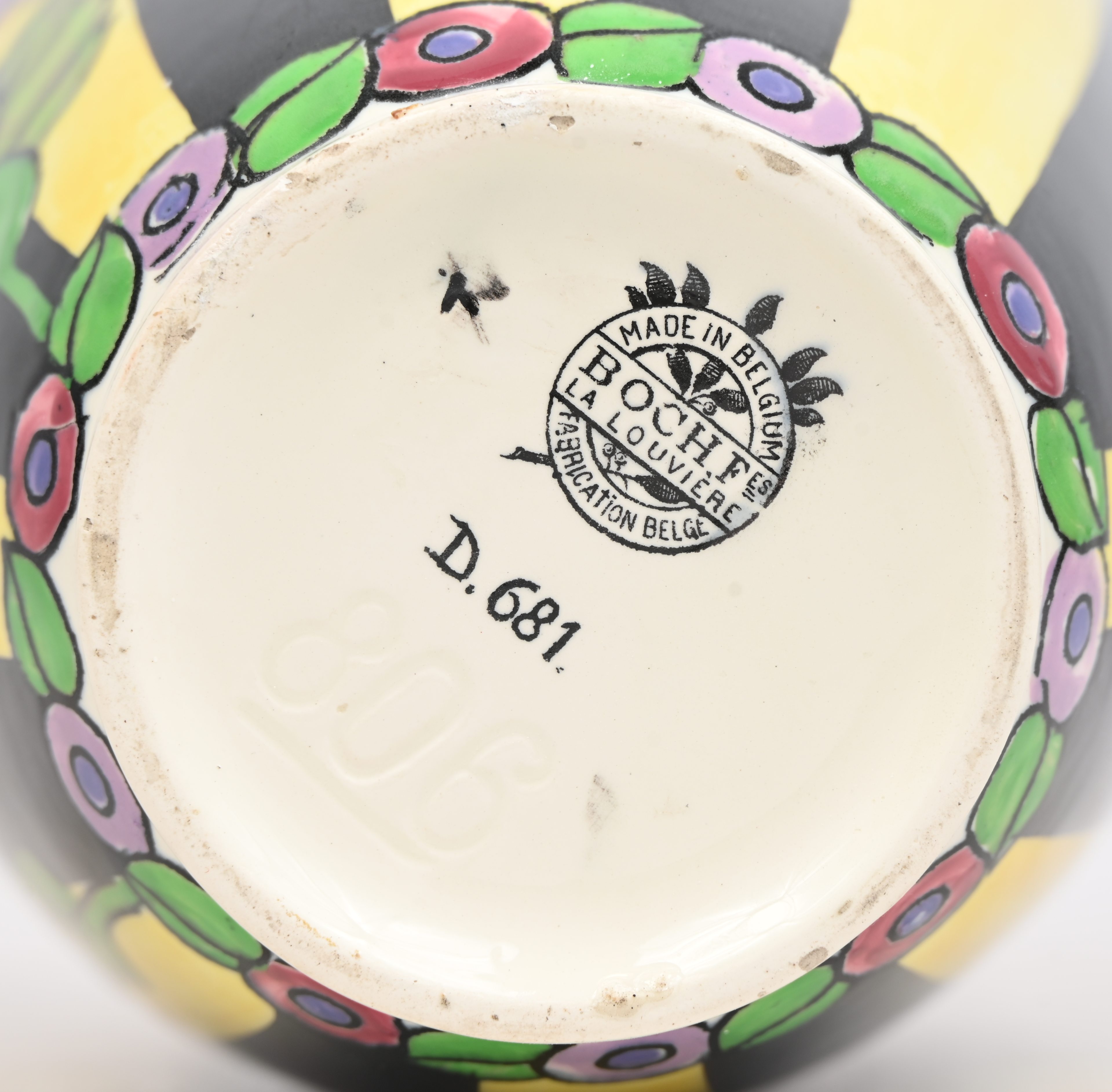 Een geel zwarte art deco vaas. Gemerkt Boch. D 681 Een geel zwarte art deco vaas. Gemerkt Boch. D 681.