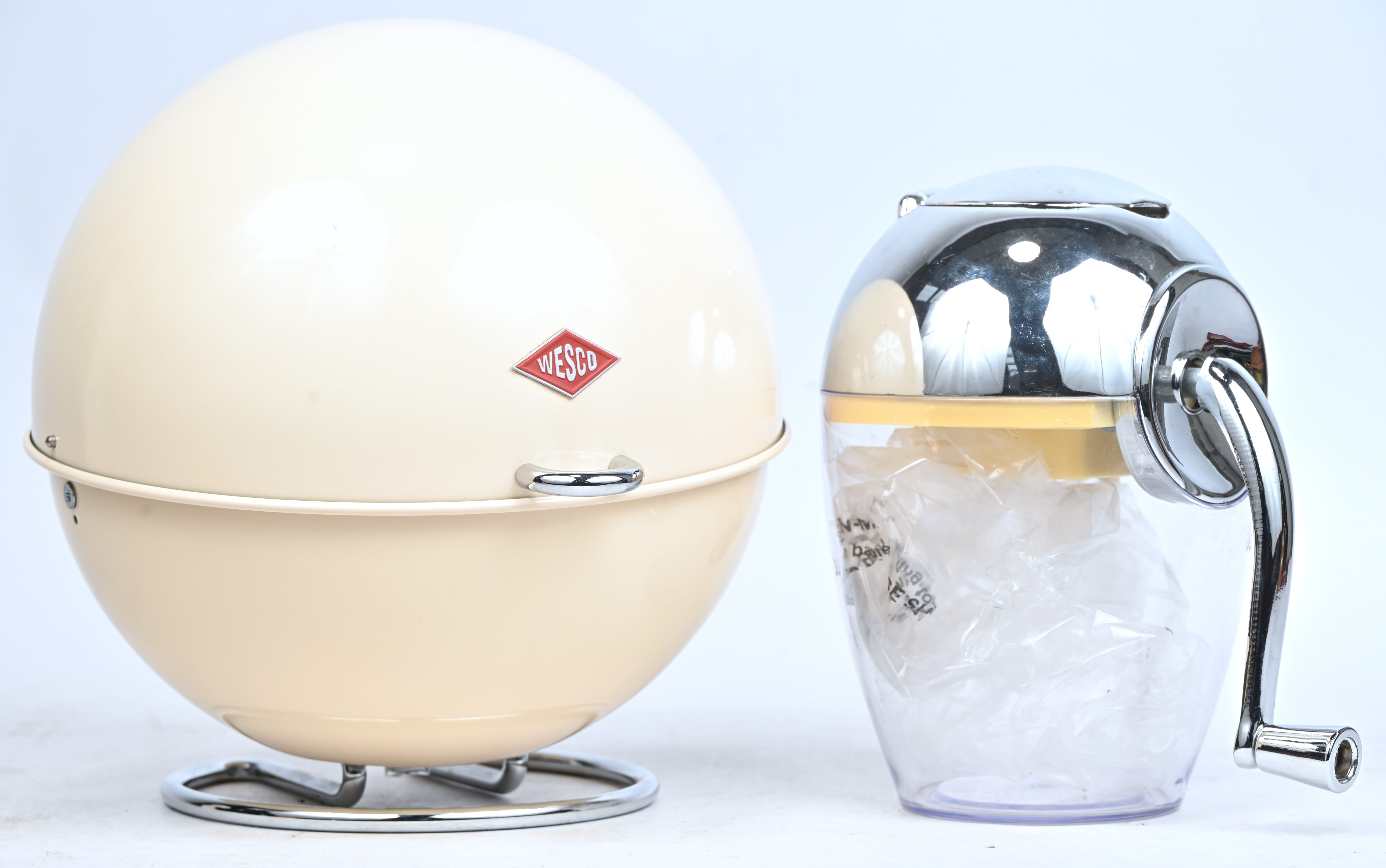 Een design trommel en ijsbreker. Gemerkt Wesco. H: 22 cm Een design trommel en ijsbreker. Gemerkt Wesco. H: 22 cm.