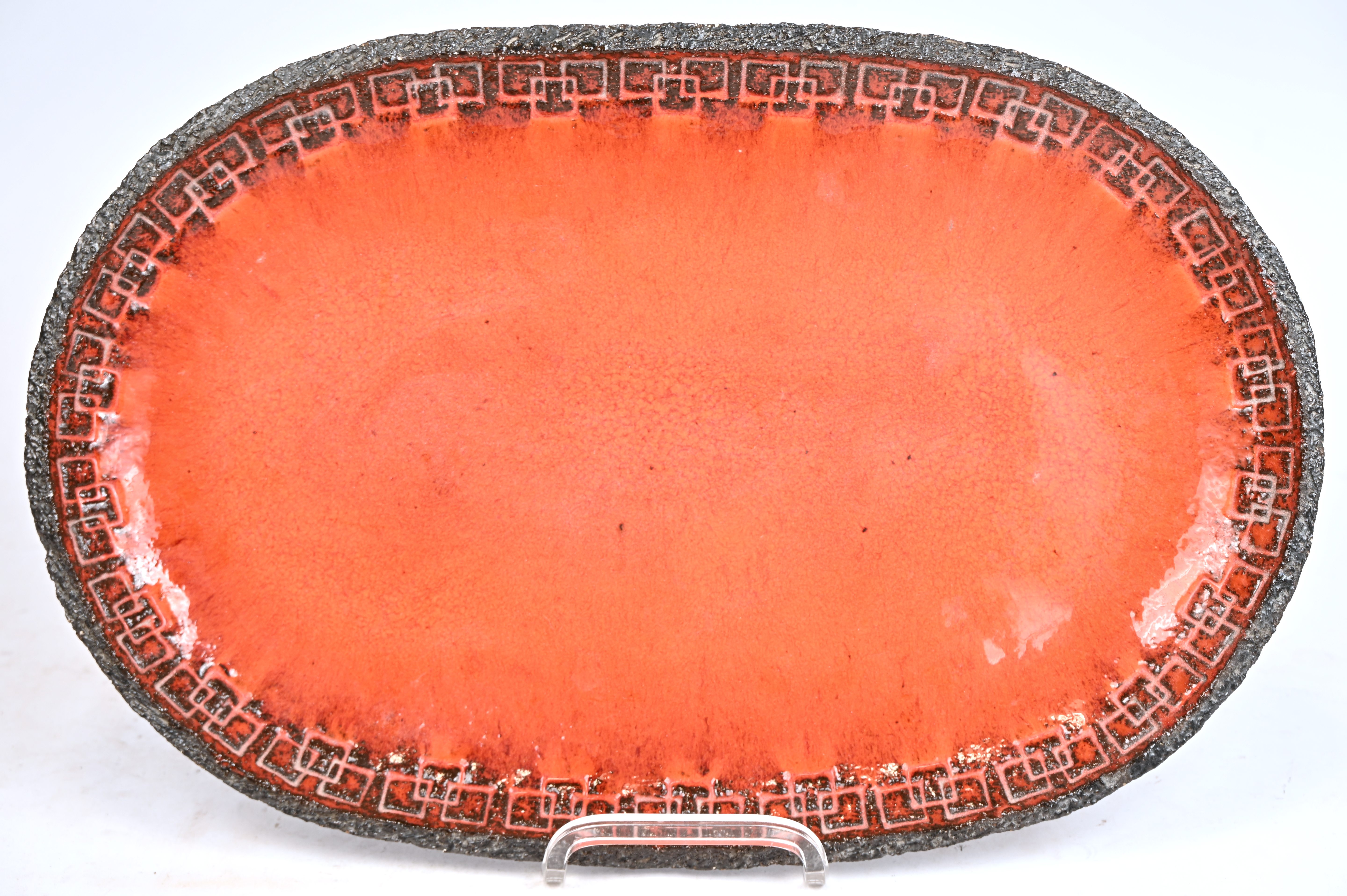 Een rood kleurige vintage schaal van aardewerk. Gemerkt Een rood kleurige vintage schaal van aardewerk. Gemerkt.
