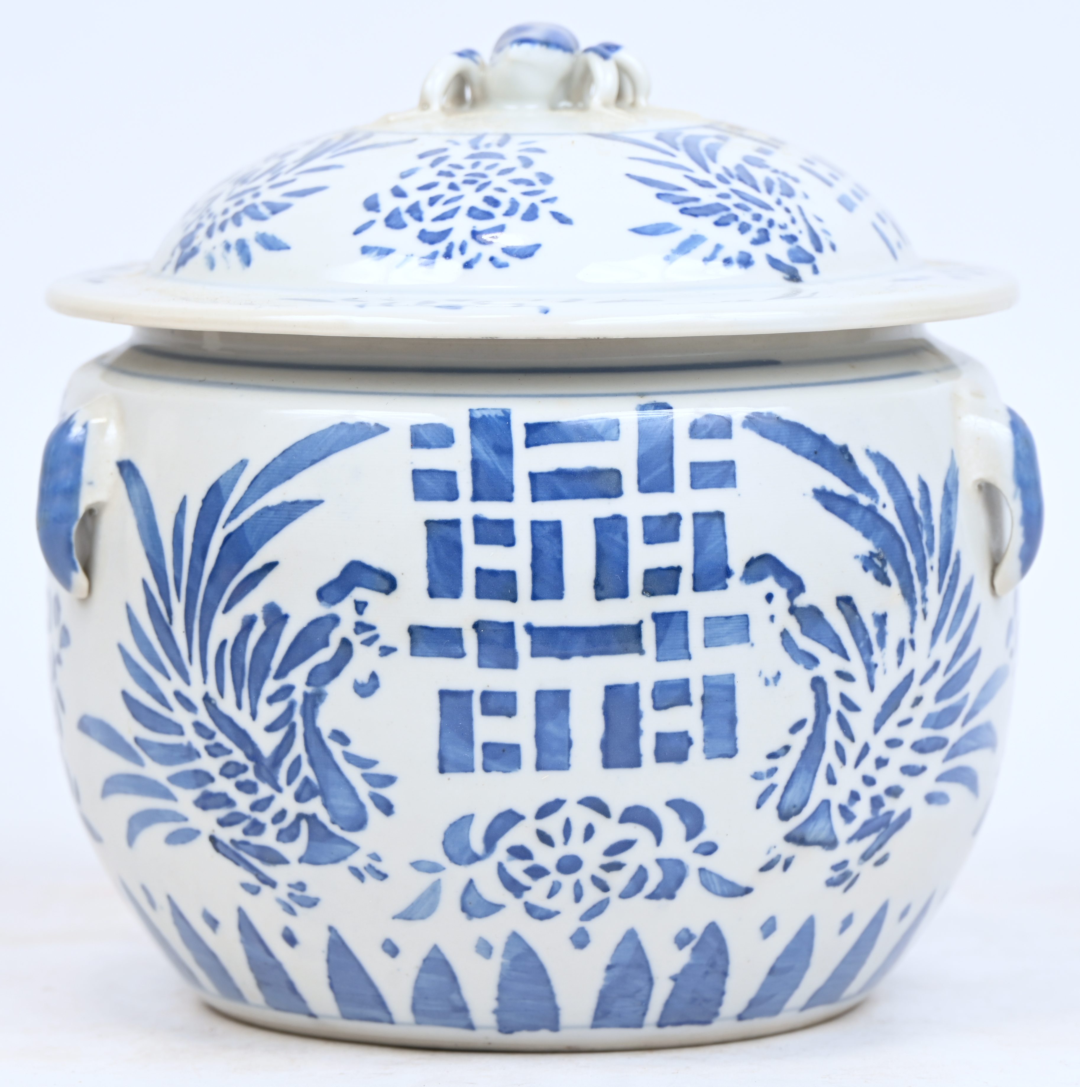 Een terrine met deksel, van blauw wit Chinees porselein Een terrine met deksel, van blauw wit Chinees porselein.