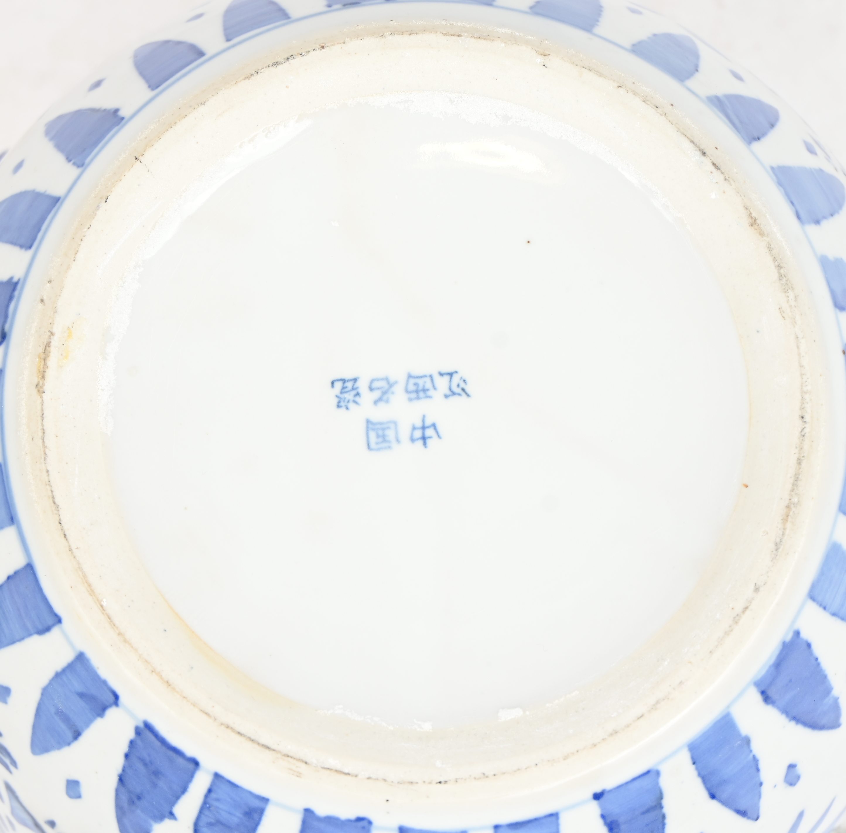 Een terrine met deksel, van blauw wit Chinees porselein Een terrine met deksel, van blauw wit Chinees porselein.