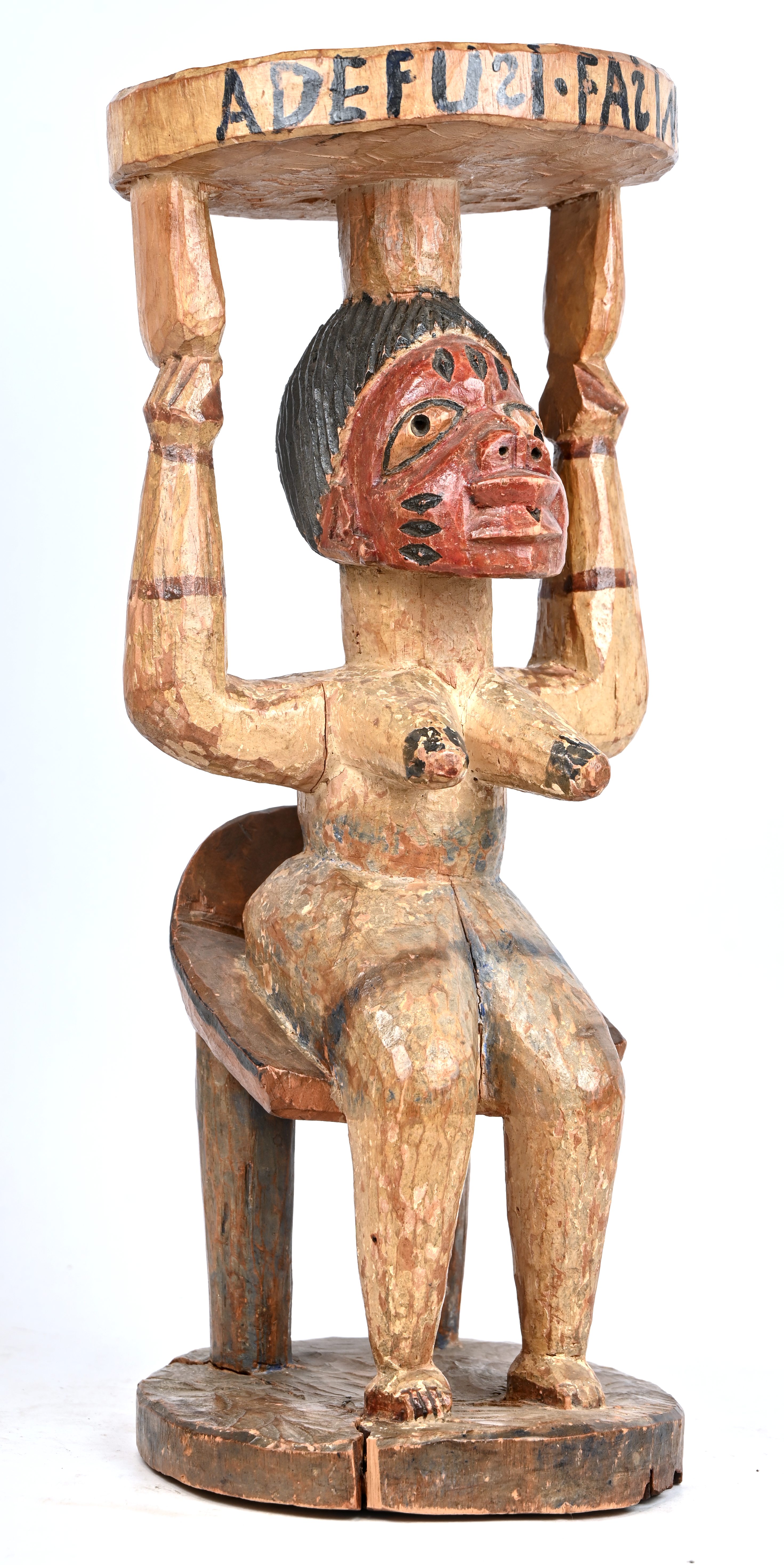 Een krukje/bijzettafeltje in de vorm van een zittende vrouw. Afrikaans houtsnijwerk Een krukje/bijzettafeltje in de vorm van een zittende vrouw. Afrikaans houtsnijwerk.