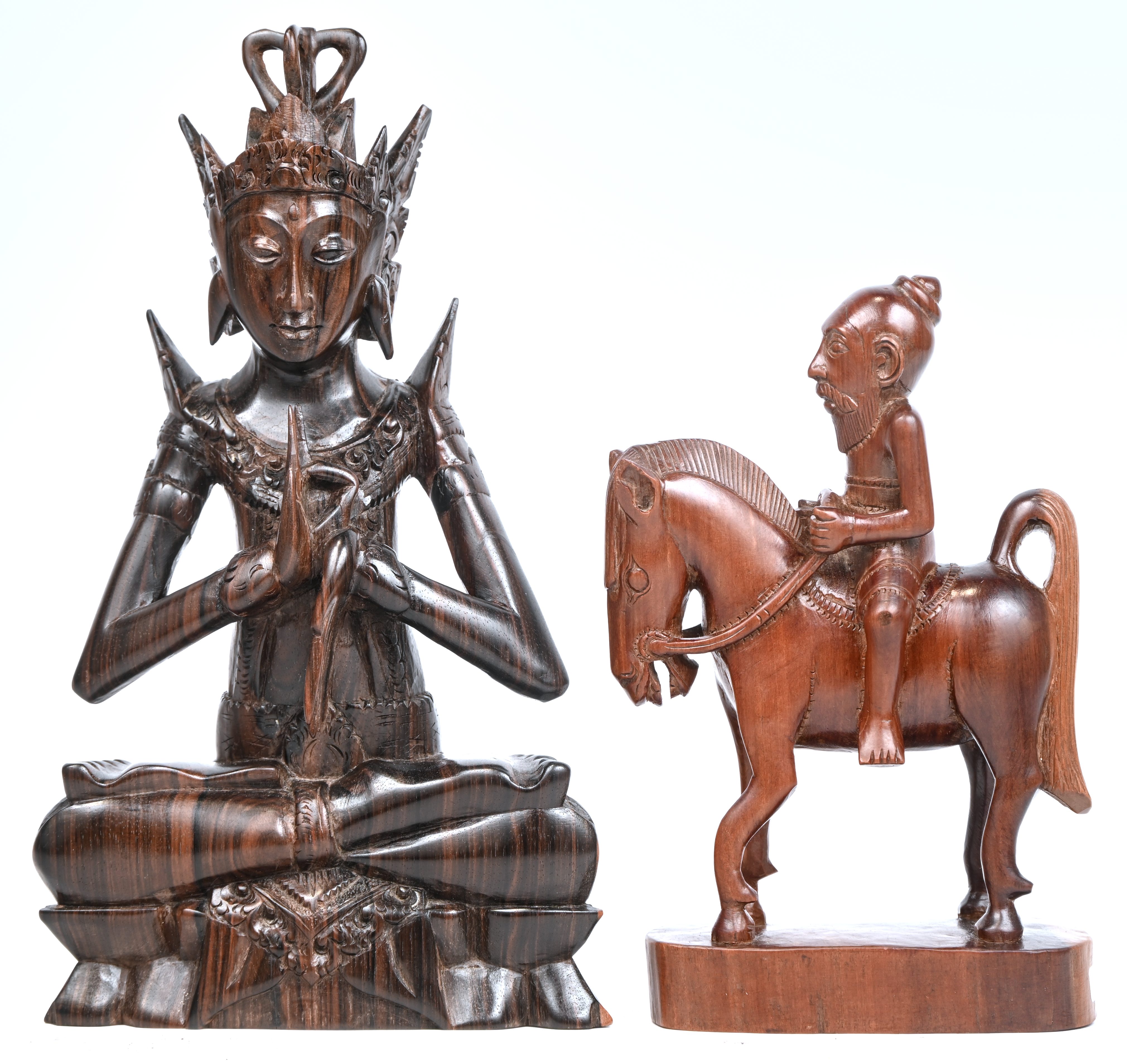 Twee Aziatische beeldjes, gesculpteerd hout. Een Thaise Boeddha en een ruiter te paard Twee Aziatische beeldjes, gesculpteerd hout. Een Thaise Boeddha en een ruiter te paard.