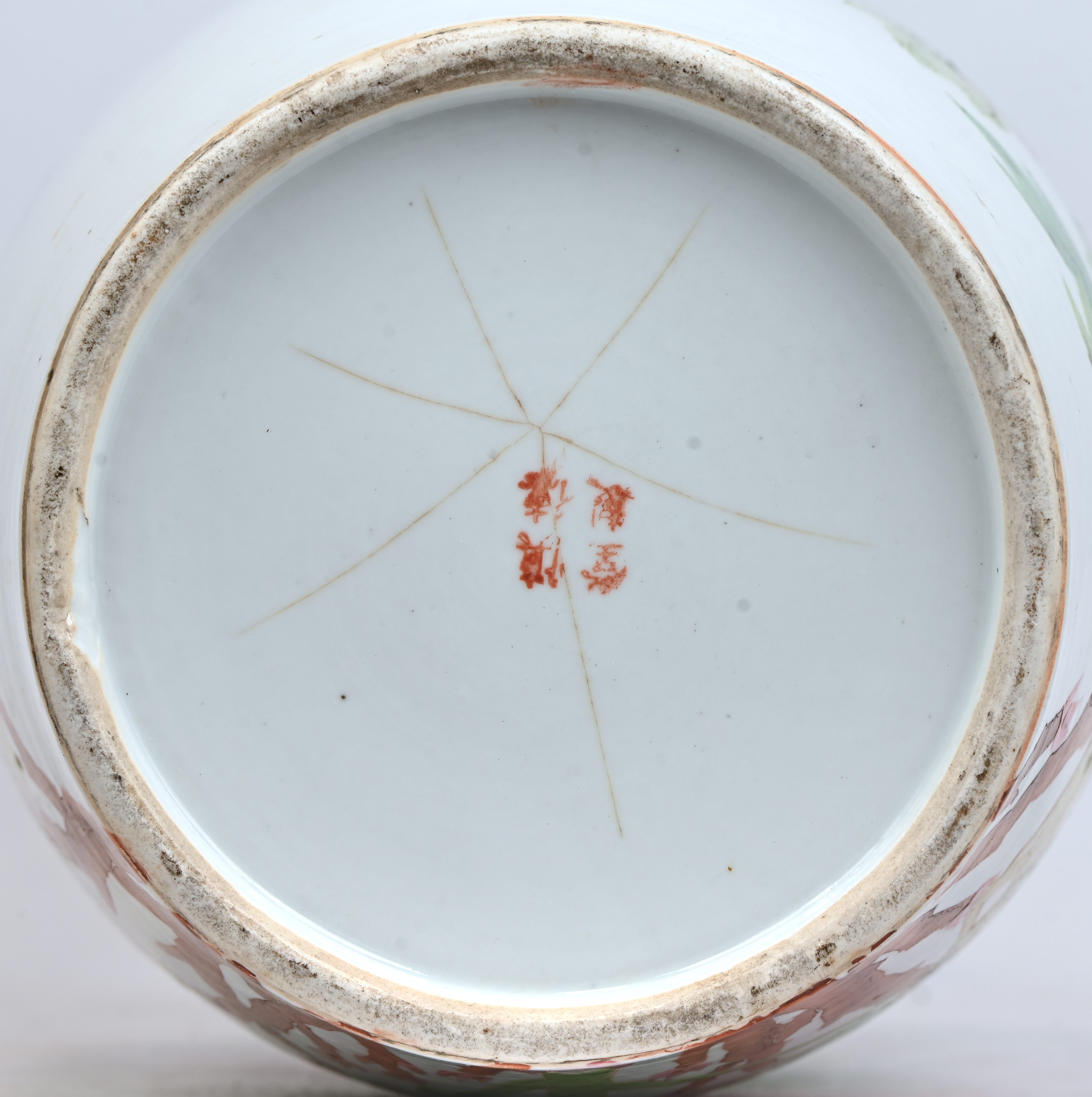 Een Chinees porseleinen vaas, famille rose, met pioenrozen en vogels gedecoreerd. Op houten sokkel. Stervormige haarlijn op de bodem, kleine chip aan de hals Een Chinees porseleinen vaas, famille rose, met pioenrozen en vogels gedecoreerd. Op houten sokkel. Stervormige haarlijn op de bodem, kleine chip aan de hals.