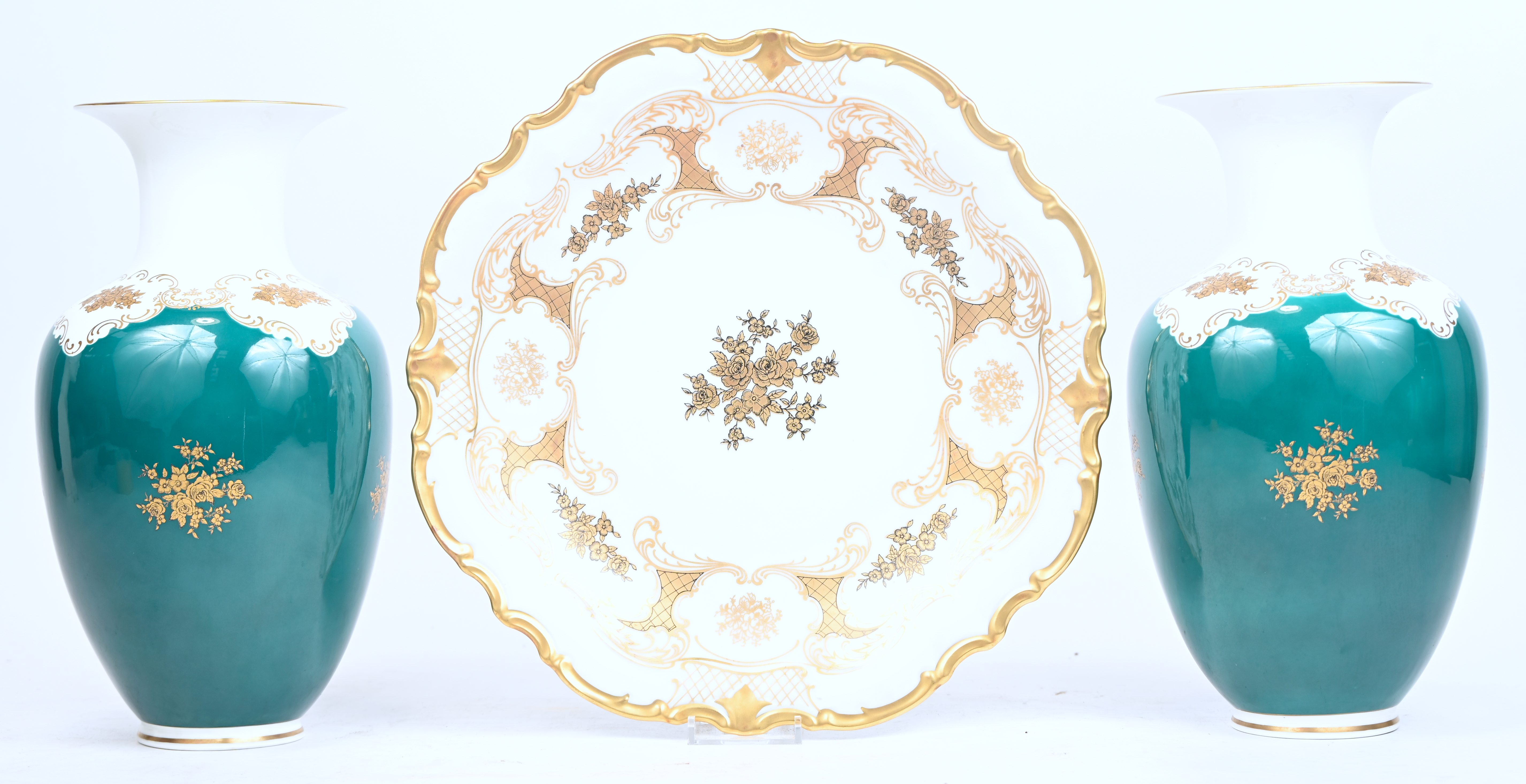 Een stel porseleinen vazen en bijhorende schaal, gemerkt met een gekroonde R, fine China, made in G.D.R Een stel porseleinen vazen en bijhorende schaal, gemerkt met een gekroonde R, fine China, made in G.D.R.