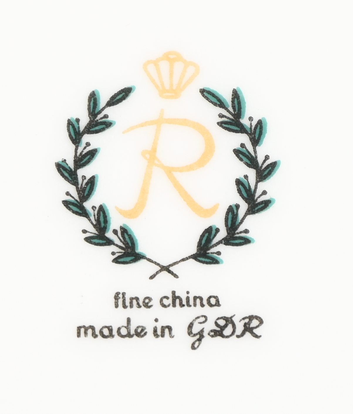 Een stel porseleinen vazen en bijhorende schaal, gemerkt met een gekroonde R, fine China, made in G.D.R Een stel porseleinen vazen en bijhorende schaal, gemerkt met een gekroonde R, fine China, made in G.D.R.
