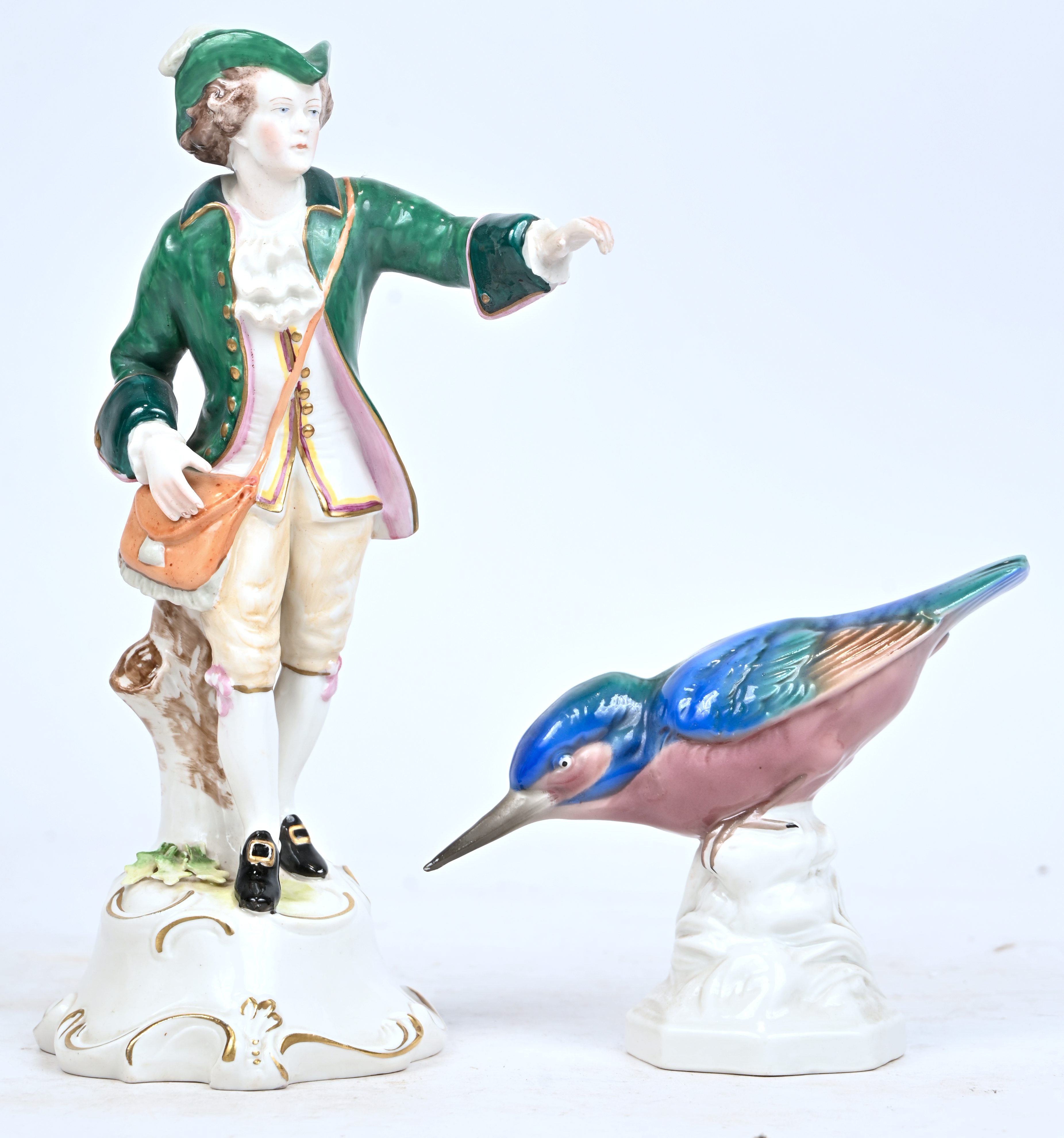 Twee porseleinen beeldjes: een jonkheer gemerkt Scheibe Alsbach, en een vogeltje gemerkt Unter Weiss Bach Twee porseleinen beeldjes: een jonkheer gemerkt Scheibe Alsbach, en een vogeltje gemerkt Unter Weiss Bach.