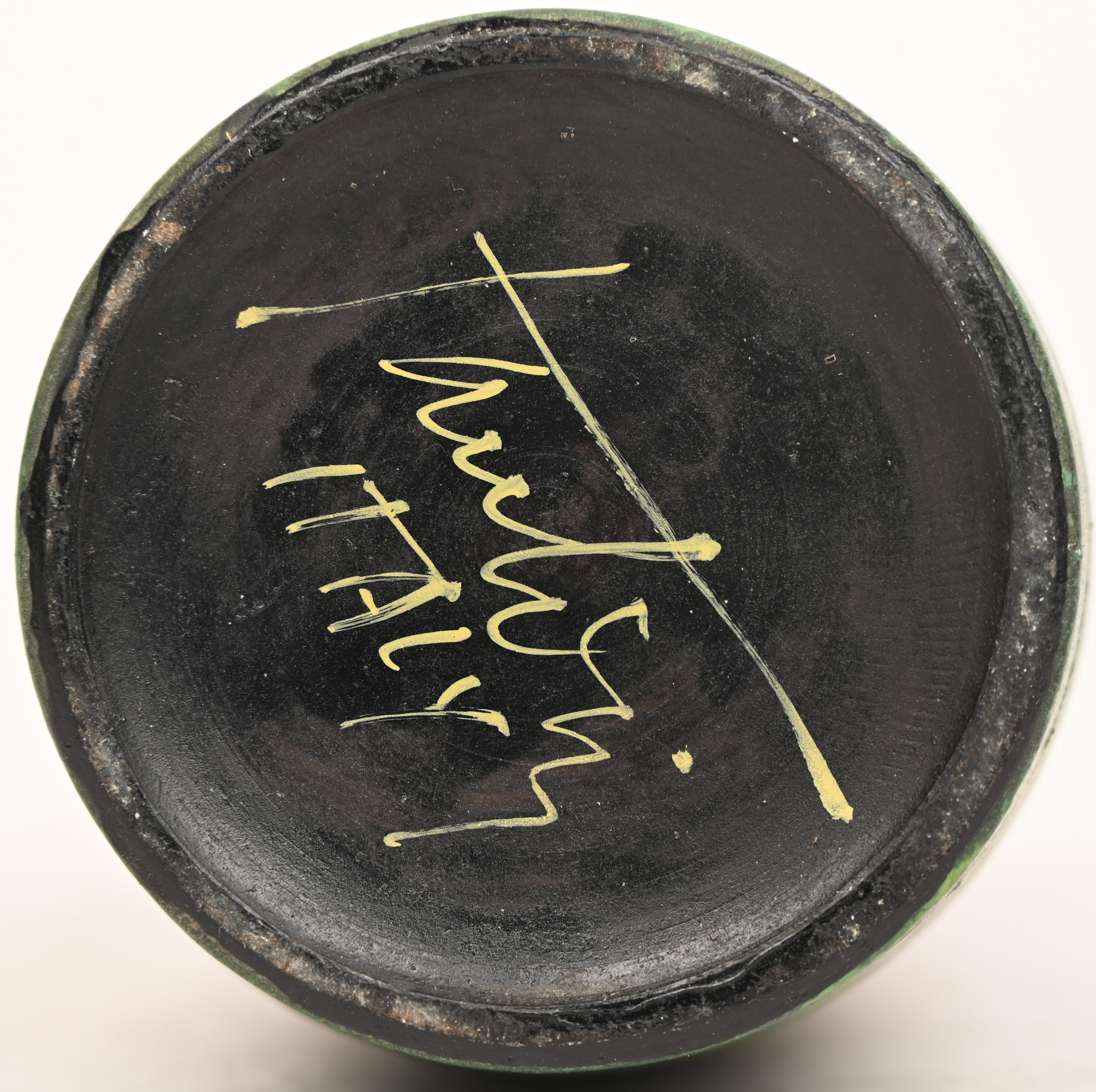 Een meerkleurig keramisch vintage vaasje, gesigneerd Fantoni, Italy Een meerkleurig keramisch vintage vaasje, gesigneerd Fantoni, Italy.