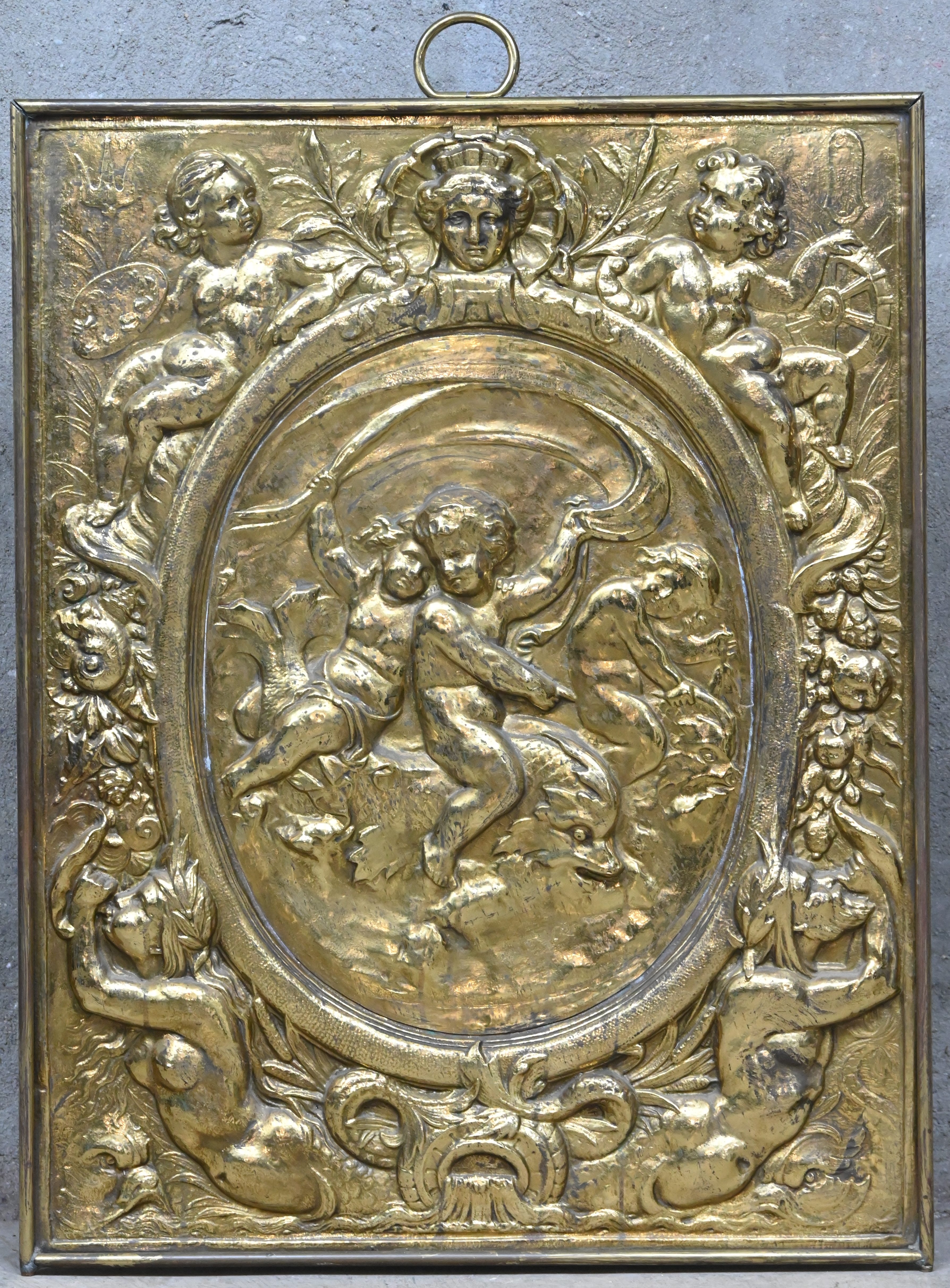Een messing dinanderie haardscherm met mythologische figuren Een messing dinanderie haardscherm met mythologische figuren.