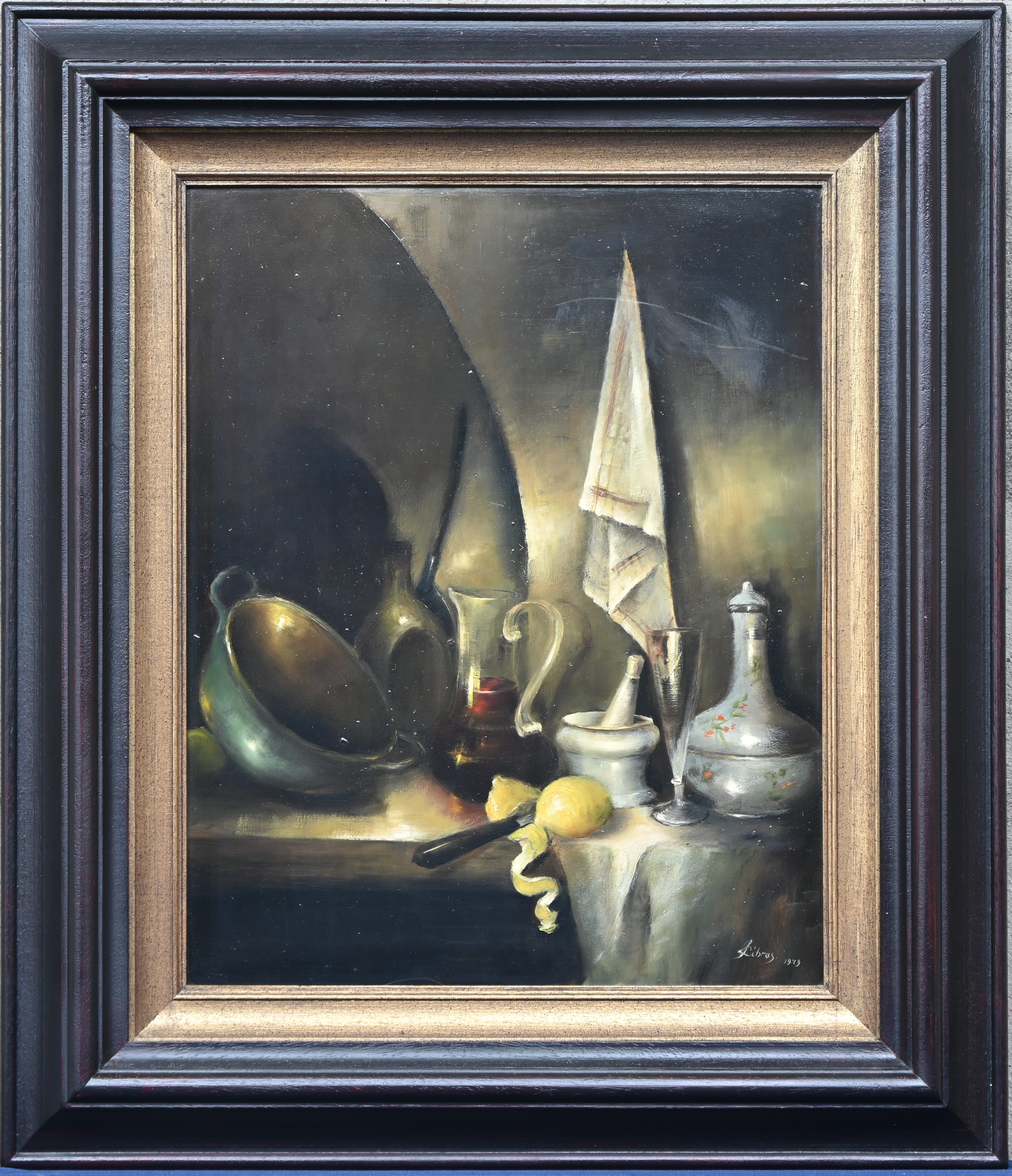 ‘Stilleven met karaf wijn’, een olieverfschilderij op paneel. Gesigneerd en gedateerd 1979 ‘Stilleven met karaf wijn’, een olieverfschilderij op paneel. Gesigneerd en gedateerd 1979.