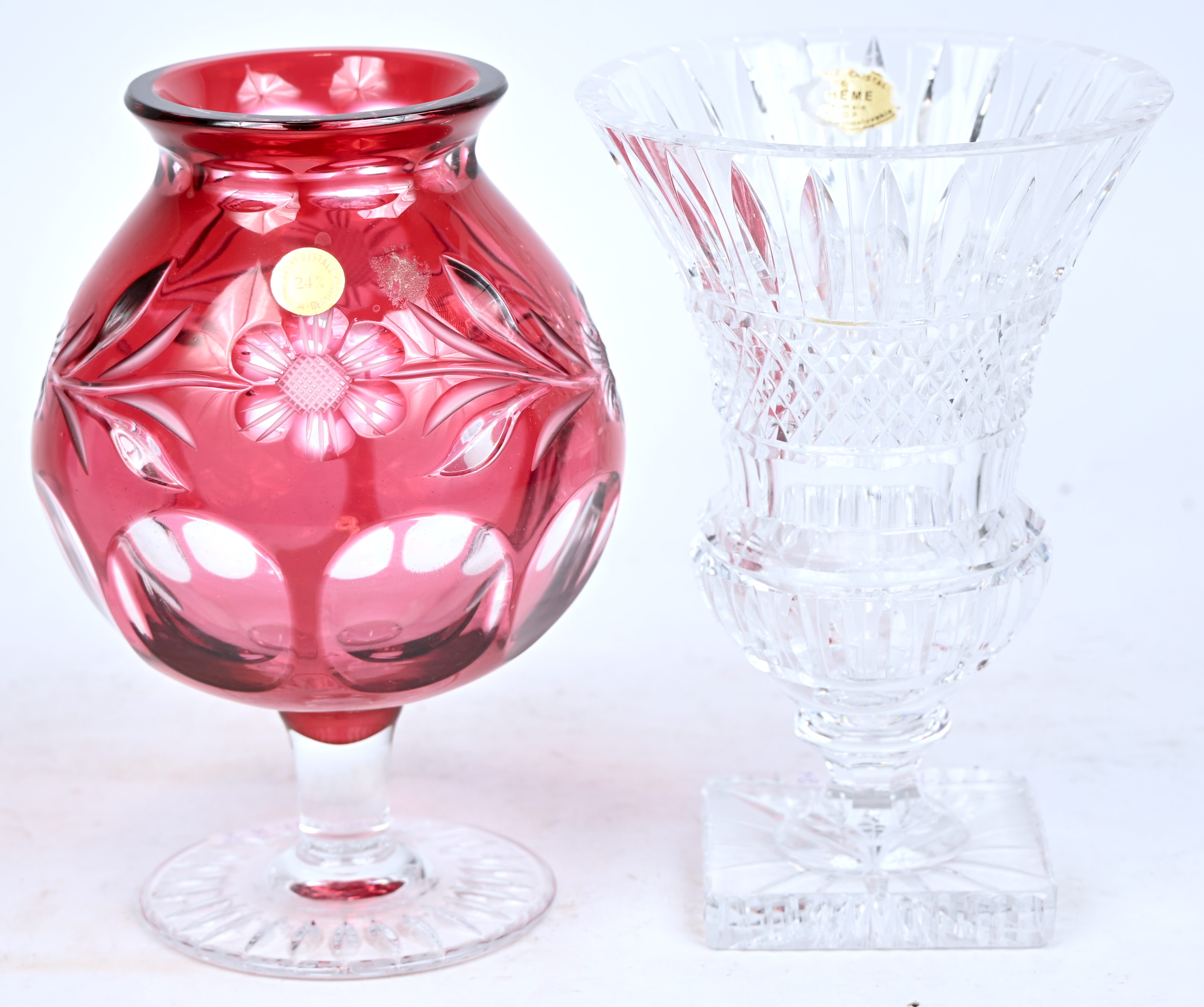 Twee kristallen vazen, één kleurloos met label Boheme, de andere rood in de massa gekleurd met floraal decor? 1 Twee kristallen vazen, één kleurloos met label Boheme, de andere rood in de massa gekleurd met floraal decor?