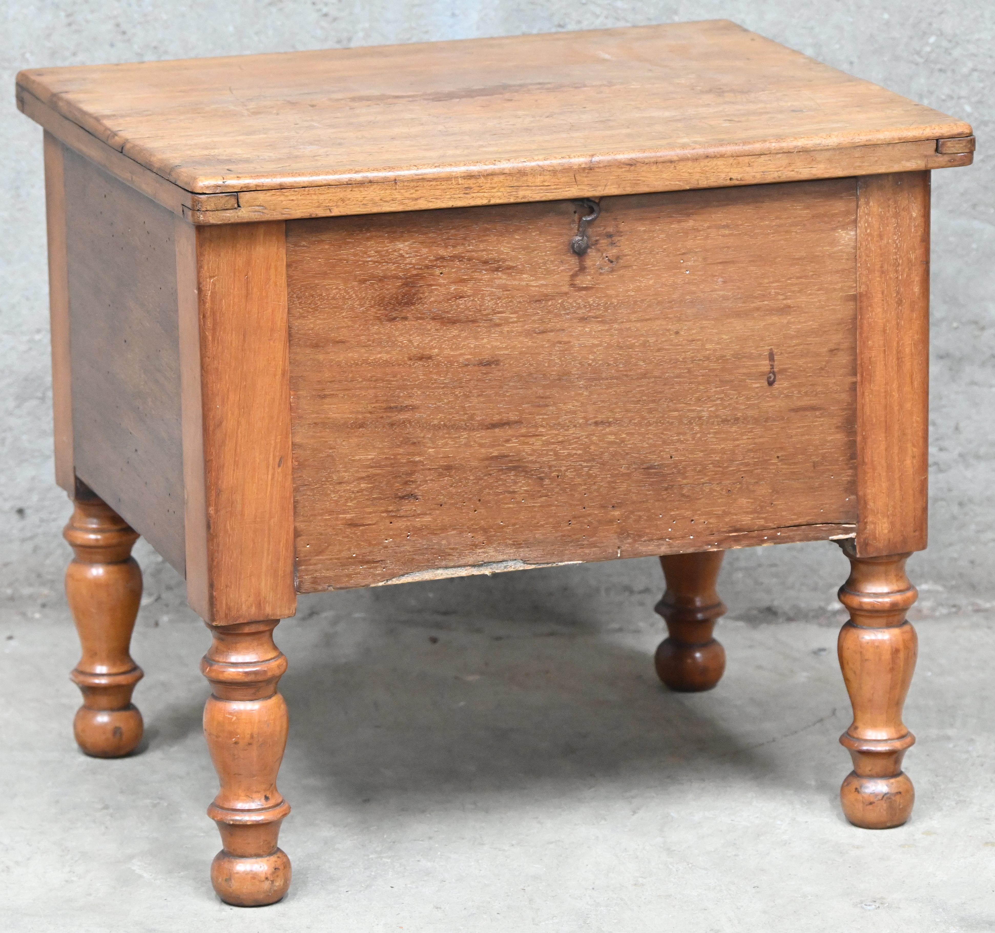 Een kamerpot kastje/meubel, circa 1900 Een kamerpot kastje/meubel, circa 1900.