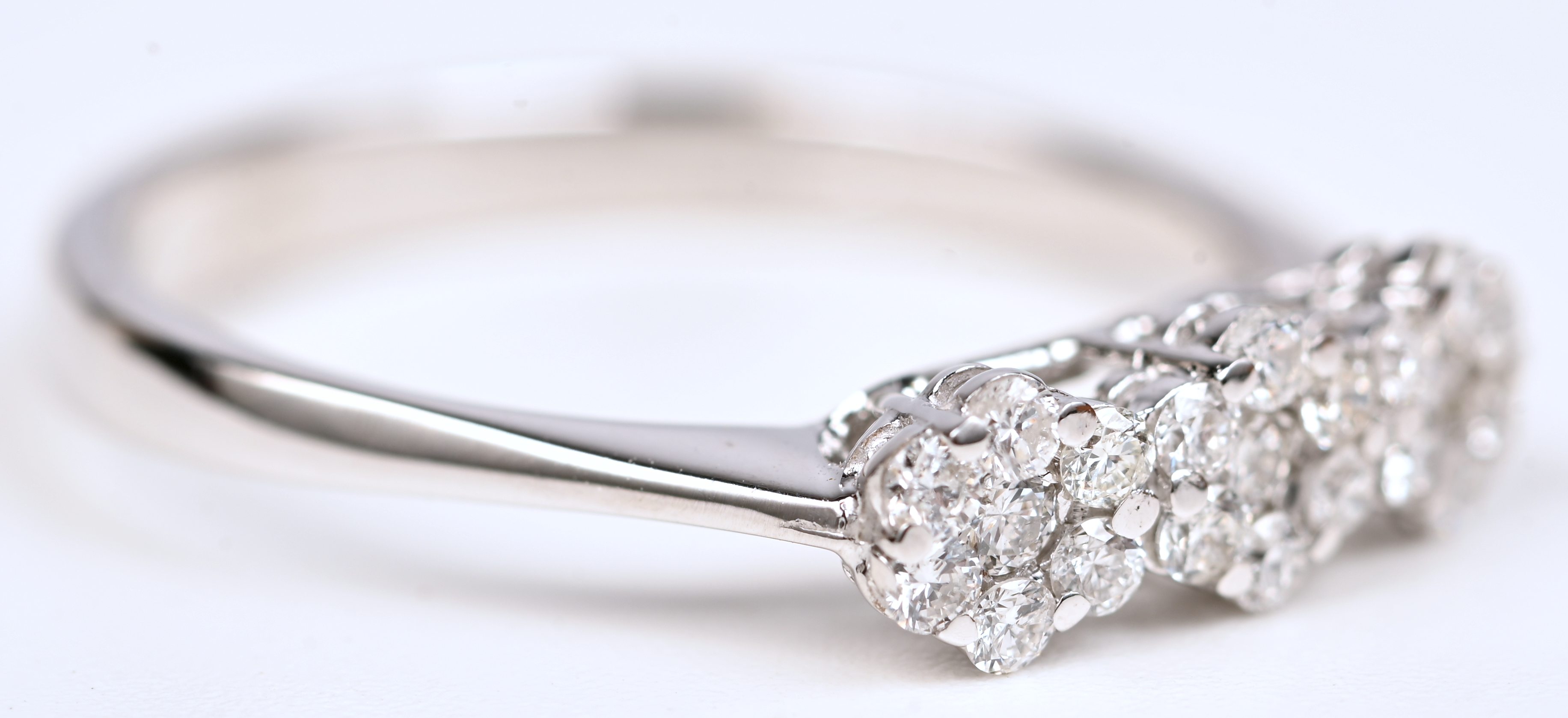 Een 18 kt witgouden ring bezet met briljanten met een gezamenlijk gewicht van +- 0,37 ct Een 18 kt witgouden ring bezet met briljanten met een gezamenlijk gewicht van +- 0,37 ct.
