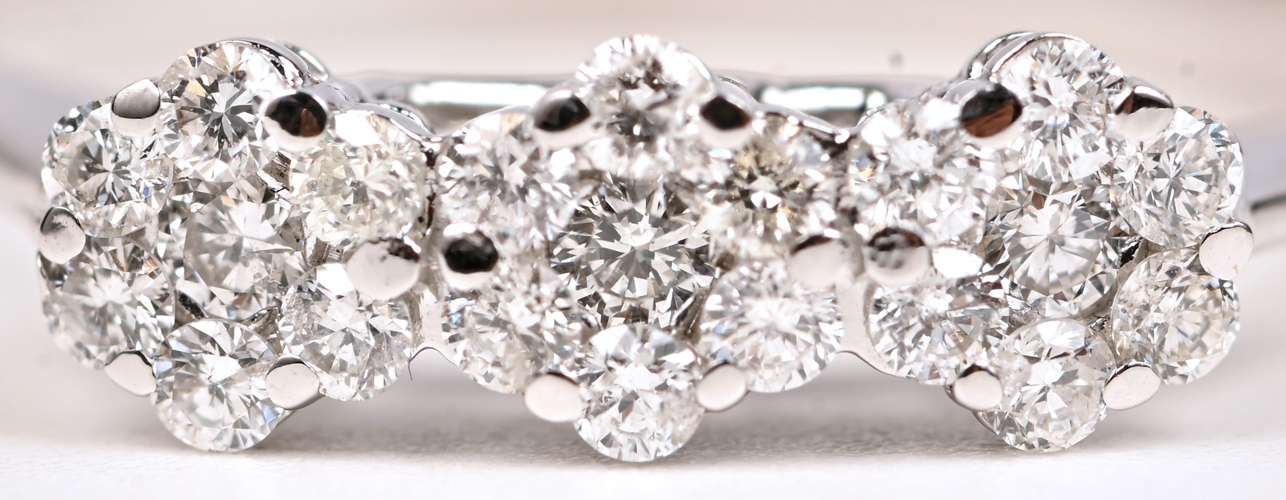 Een 18 kt witgouden ring bezet met briljanten met een gezamenlijk gewicht van +- 0,37 ct Een 18 kt witgouden ring bezet met briljanten met een gezamenlijk gewicht van +- 0,37 ct.