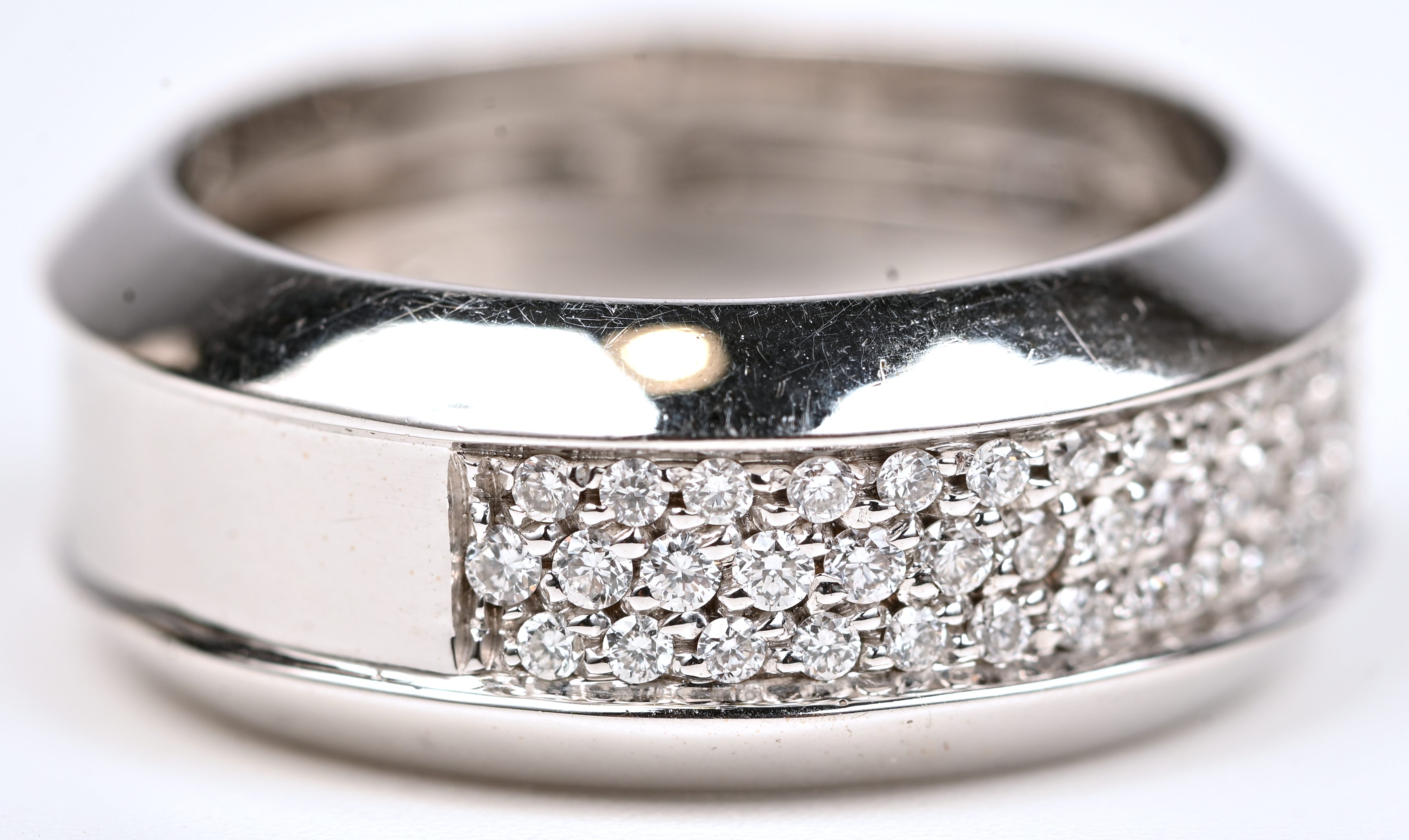 Een 18 kt witgouden ring bezet met briljanten met een gezamenlijk gewicht van +- 1,18 ct. EVVS1 Een 18 kt witgouden ring bezet met briljanten met een gezamenlijk gewicht van +- 1,18 ct. EVVS1.