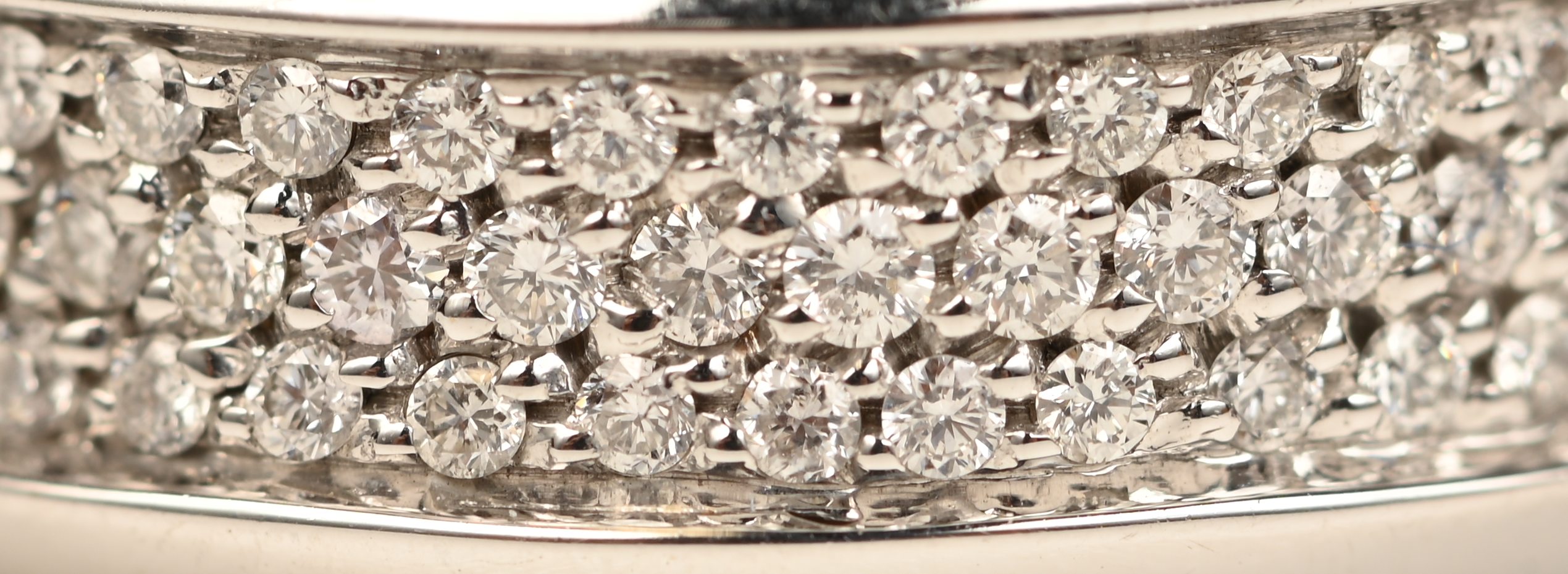 Een 18 kt witgouden ring bezet met briljanten met een gezamenlijk gewicht van +- 1,18 ct. EVVS1 Een 18 kt witgouden ring bezet met briljanten met een gezamenlijk gewicht van +- 1,18 ct. EVVS1.