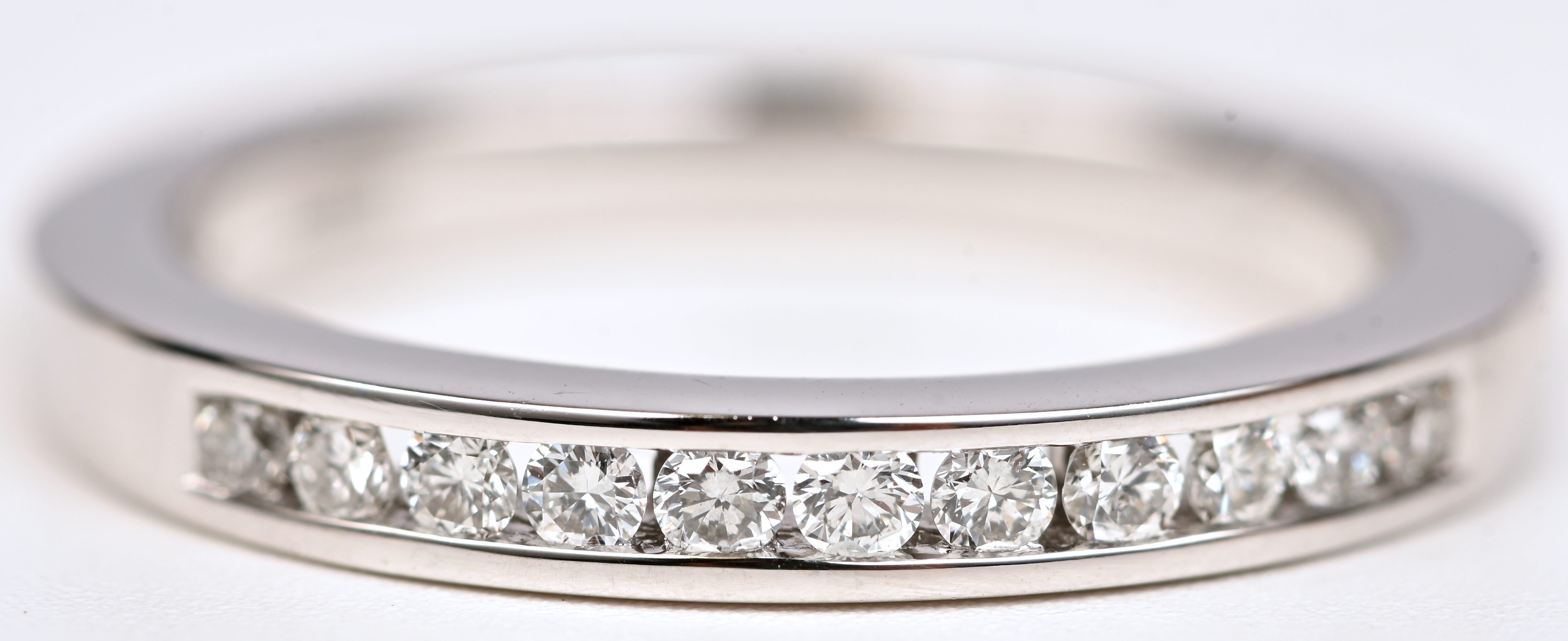 Een 18 kt witgouden ring bezet met briljanten met een gezamenlijk gewicht van +- 0,24 ct Een 18 kt witgouden ring bezet met briljanten met een gezamenlijk gewicht van +- 0,24 ct.