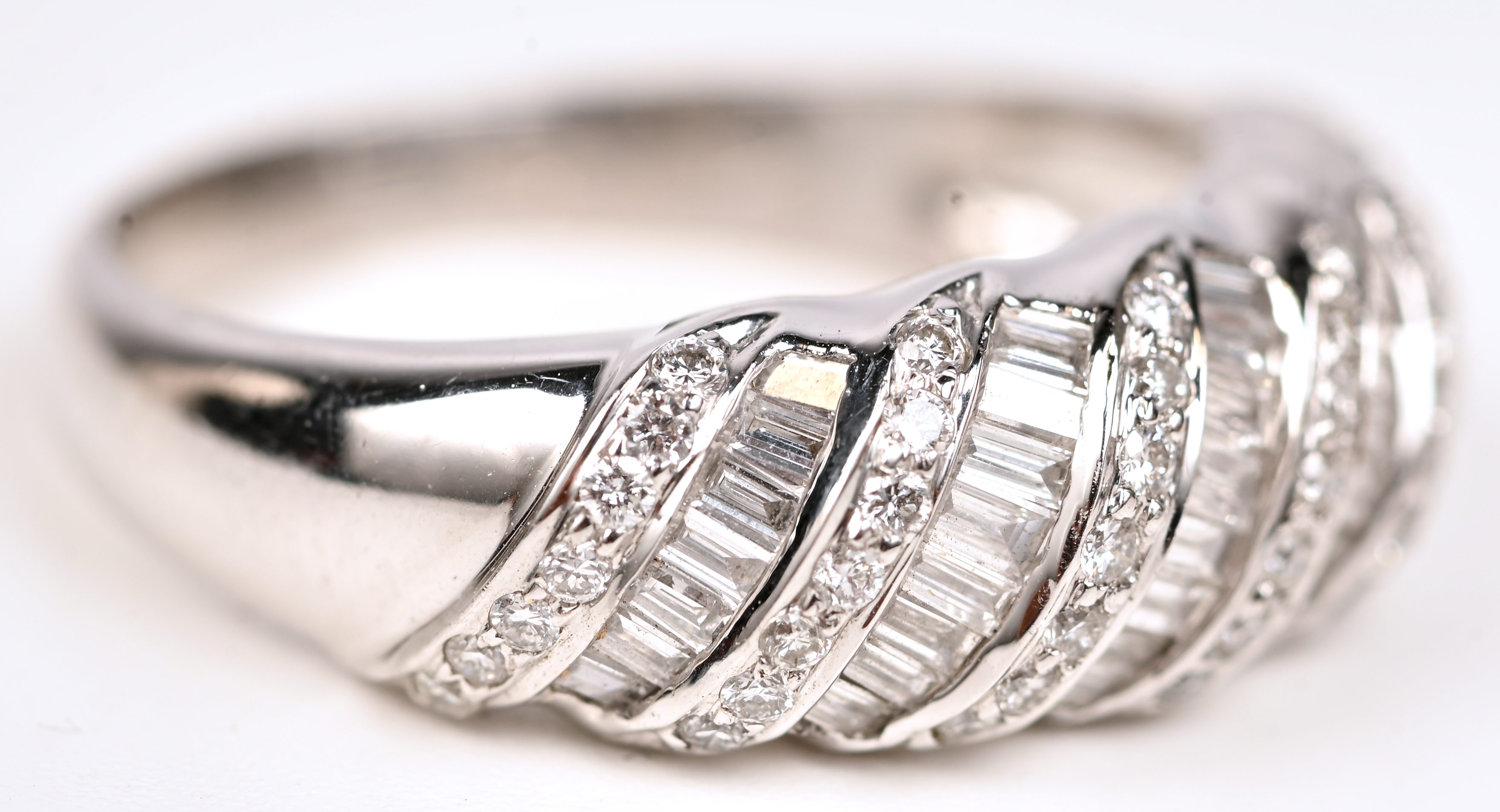 Een 18 kt witgouden ring bezet met briljanten en baguetten met een gezamenlijk gewicht van +- 1,18 ct Een 18 kt witgouden ring bezet met briljanten en baguetten met een gezamenlijk gewicht van +- 1,18 ct.