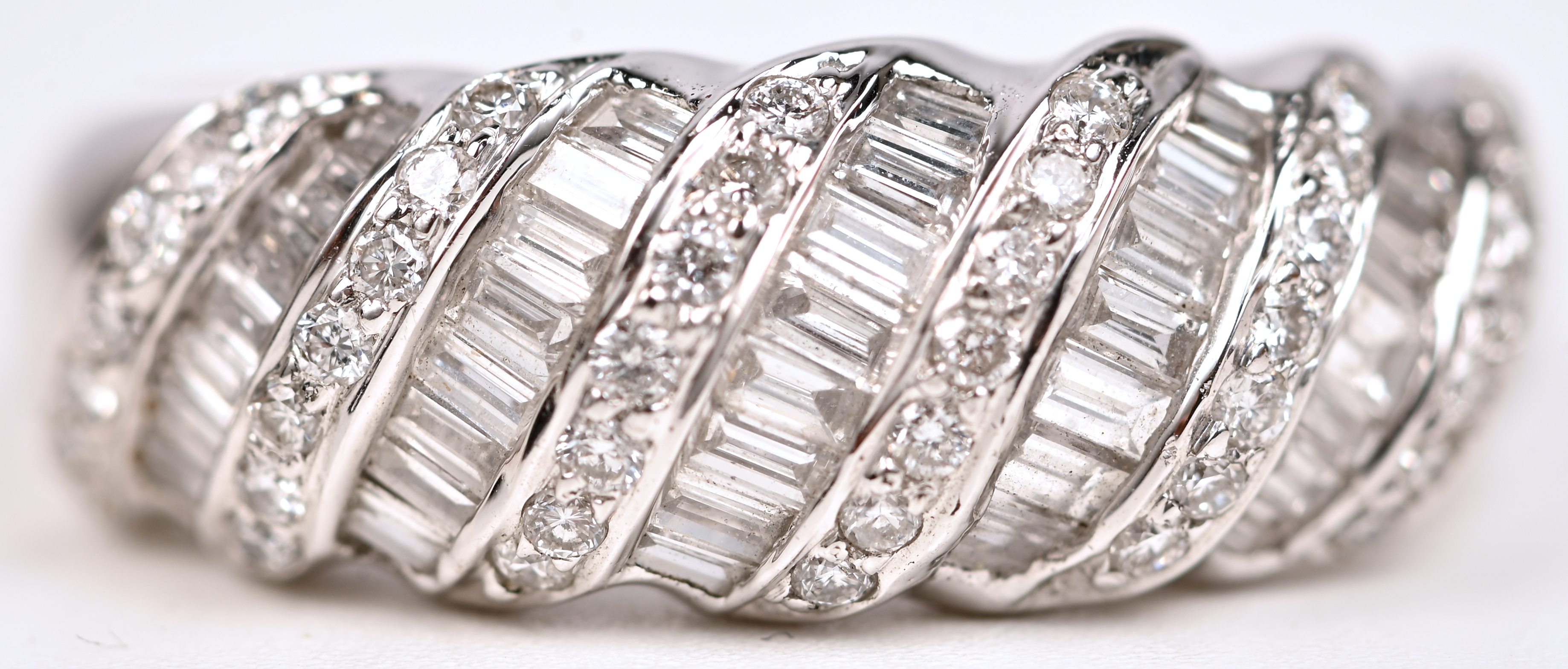 Een 18 kt witgouden ring bezet met briljanten en baguetten met een gezamenlijk gewicht van +- 1,18 ct Een 18 kt witgouden ring bezet met briljanten en baguetten met een gezamenlijk gewicht van +- 1,18 ct.