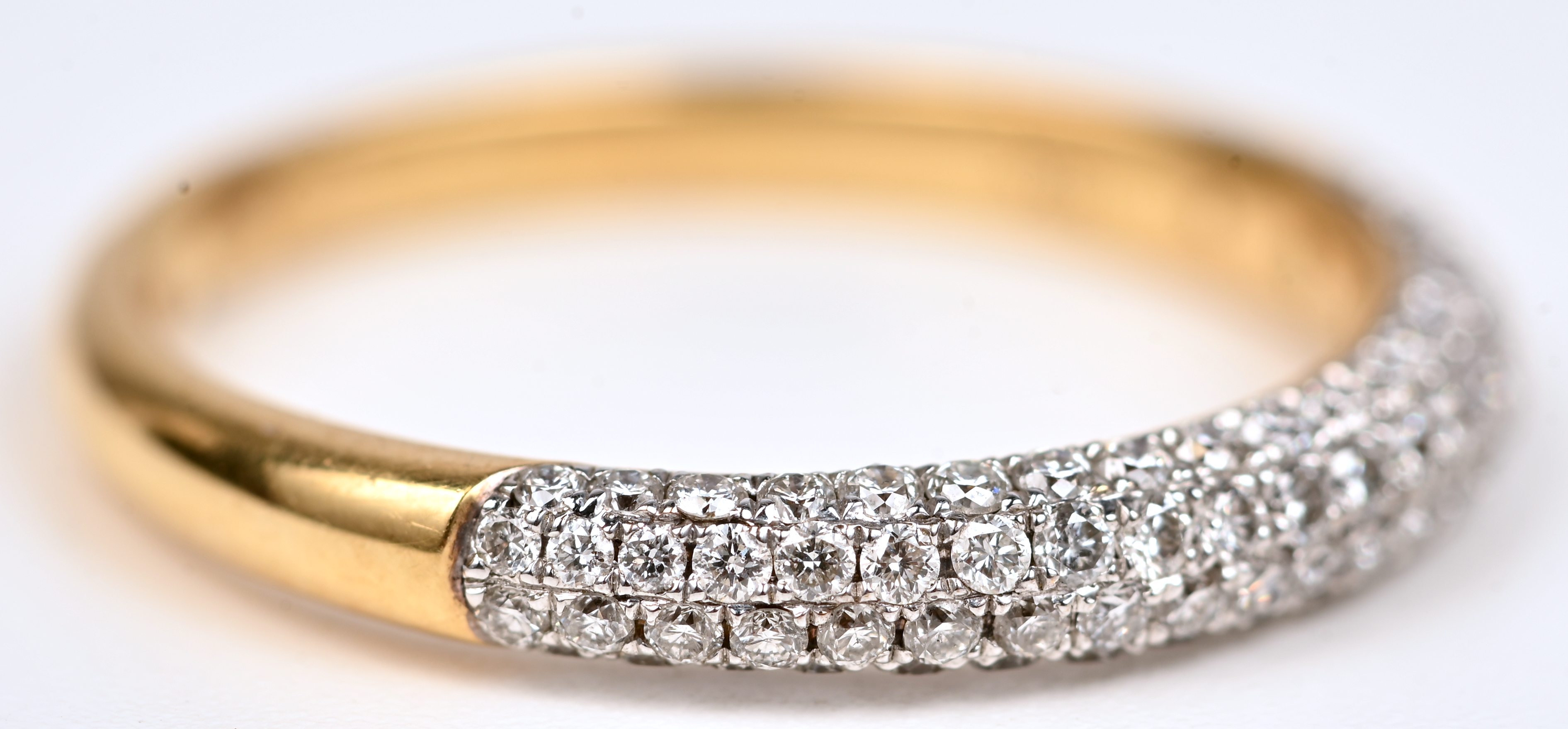 Een 18 kt geelgouden ring bezet met briljanten met een gezamenlijk gewicht van +- 0,54 ct Een 18 kt geelgouden ring bezet met briljanten met een gezamenlijk gewicht van +- 0,54 ct.