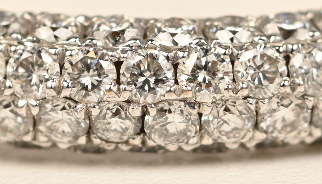 Een 18 kt geelgouden ring bezet met briljanten met een gezamenlijk gewicht van +- 0,54 ct Een 18 kt geelgouden ring bezet met briljanten met een gezamenlijk gewicht van +- 0,54 ct.