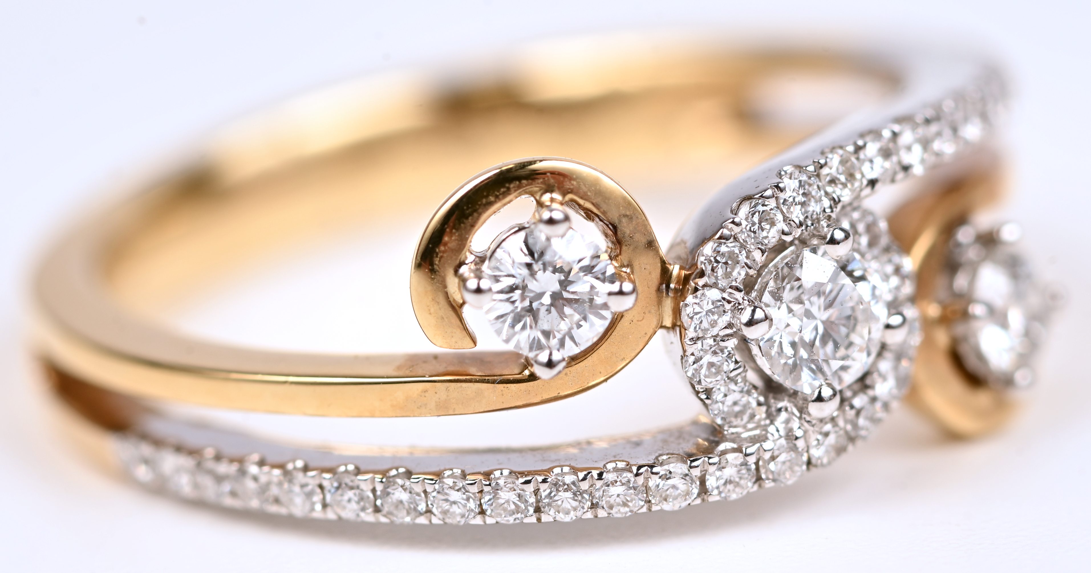Een 18 kt wit en geelgouden ring bezet met briljanten met een gezamenlijk gewicht van +- 0,48 ct Een 18 kt wit en geelgouden ring bezet met briljanten met een gezamenlijk gewicht van +- 0,48 ct.